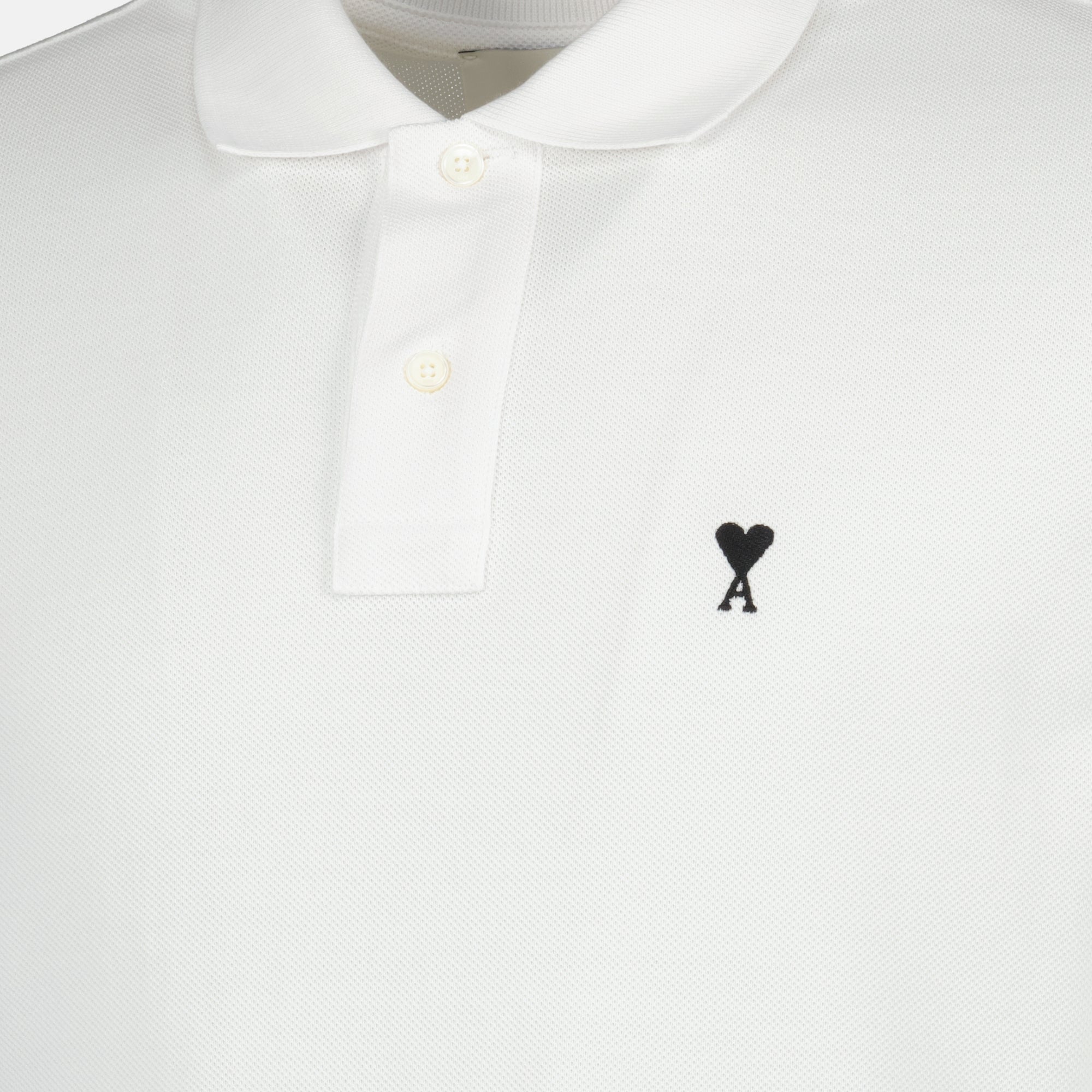 Imagen del polo de corazón blanco AMI de la marca Ami PARIS para hombres - Temporada Primavera-Verano 2026 - Vista Detallada_1