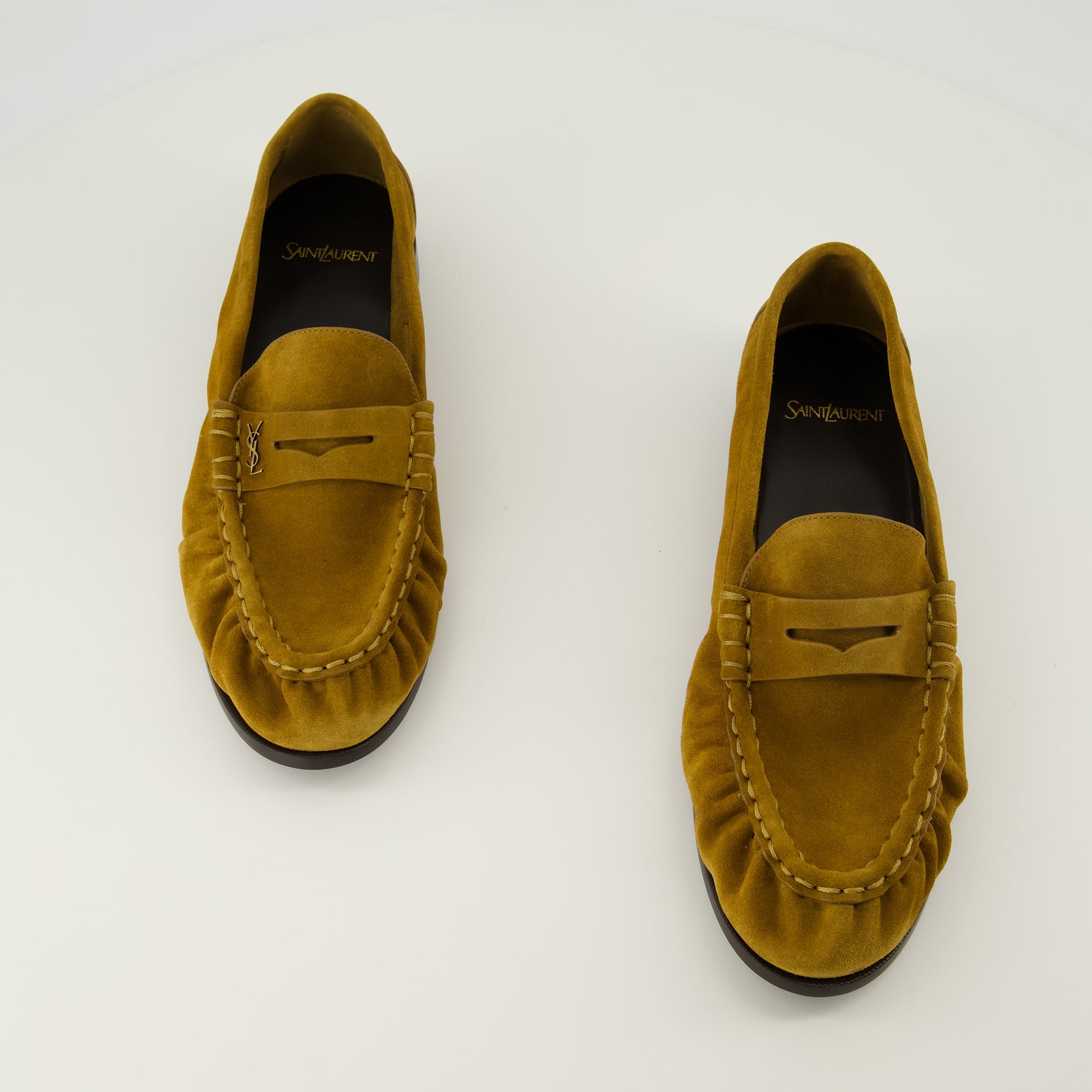 Immagine dei mocassini Loafer in cuoio scamosciato marrone del marchio Saint Laurent per uomo - Stagione Primavera-Estate 2026 - Vista dall'alto della coppia di scarpe