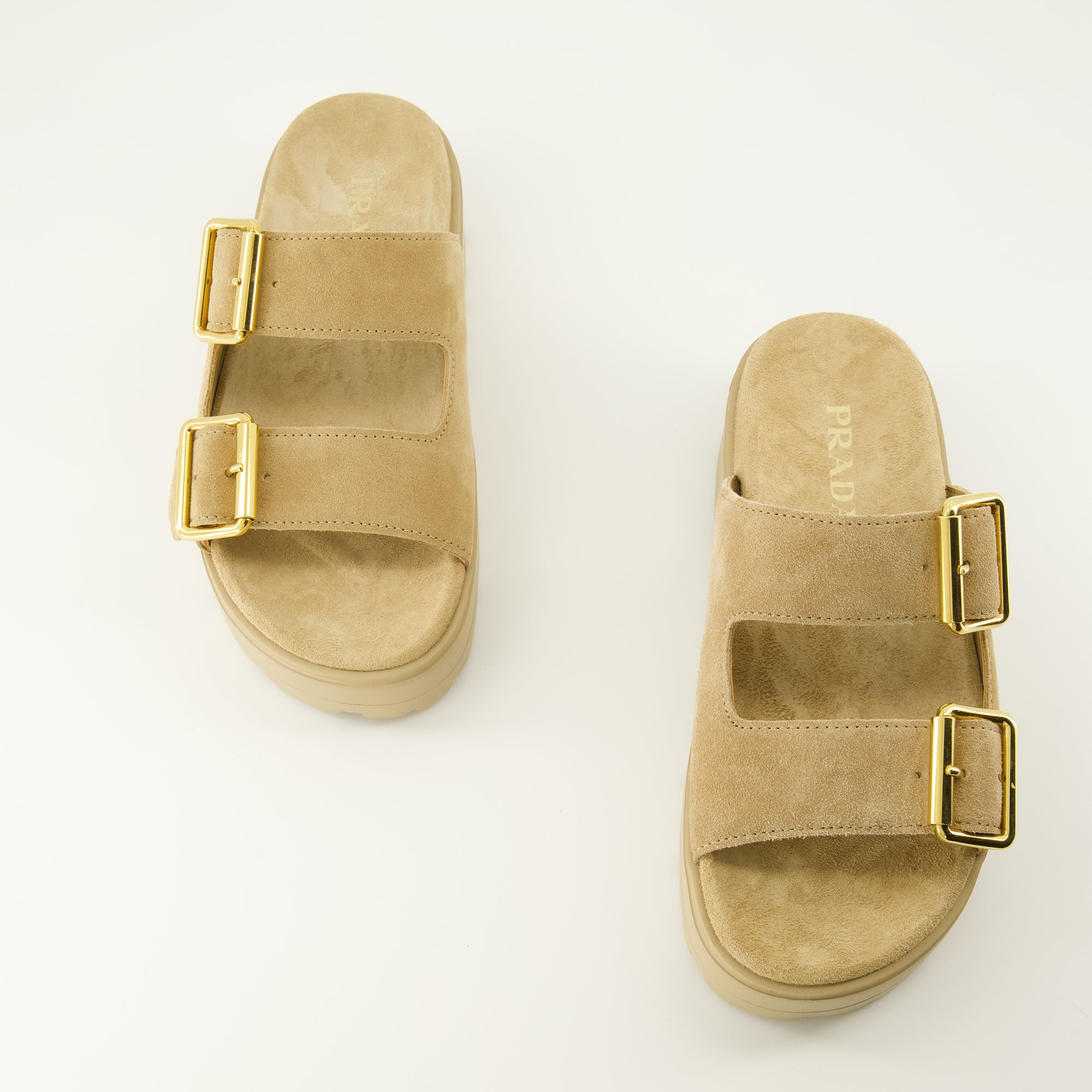 Image de l'article Mules à plateforme en veau velours beige de la marque Prada pour Femme - Saison Printemps-Été 2026 - Vue de dessus paire de chaussure