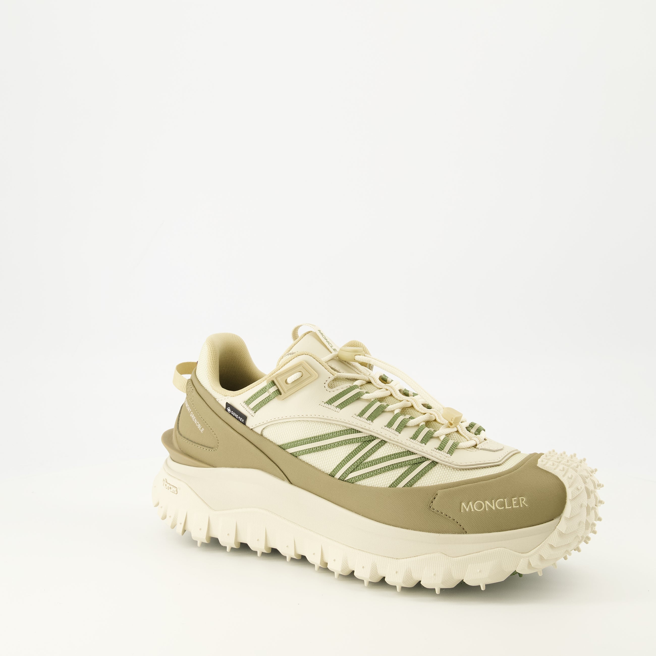 Image de l'article Baskets Trailgrip GTX beige de la marque Moncler pour Homme - Saison Printemps-Été 2026 - Vue trois quarts avant droite