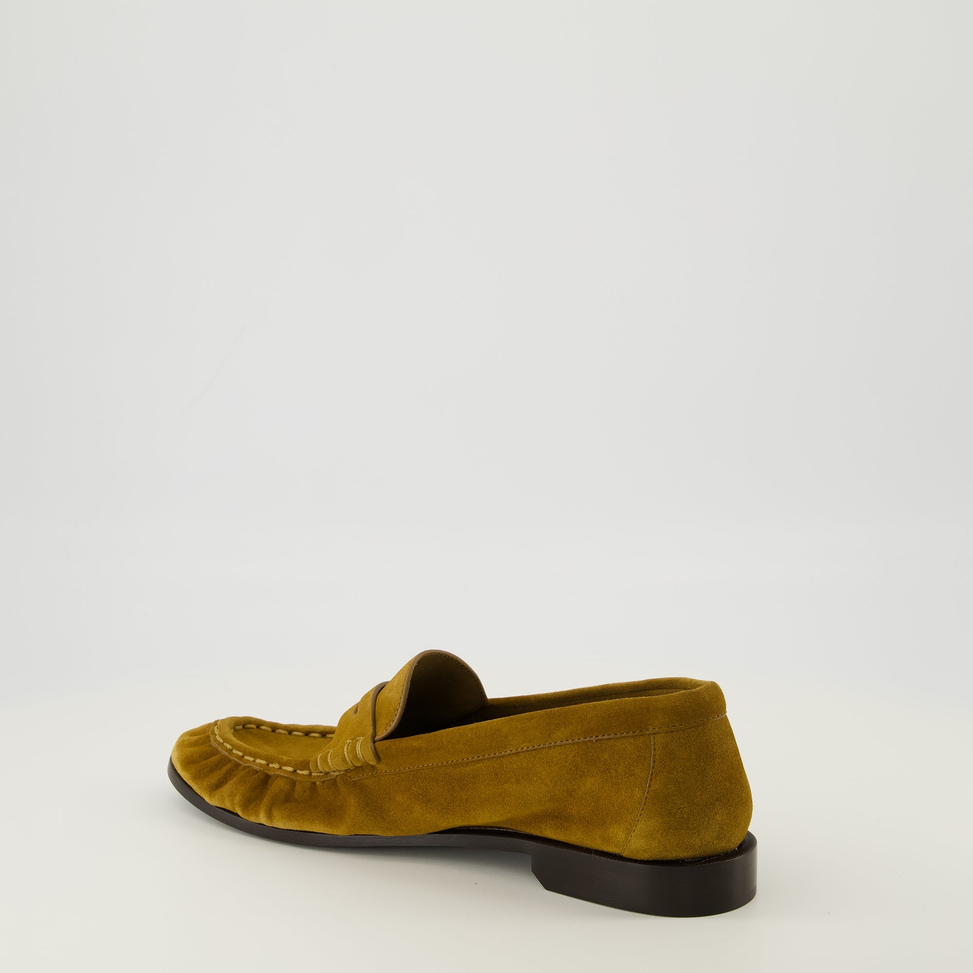 Immagine dei mocassini Loafer in cuoio scamosciato marrone del marchio Saint Laurent per uomo - Stagione Primavera-Estate 2026 - Vista tre quarti posteriore destra