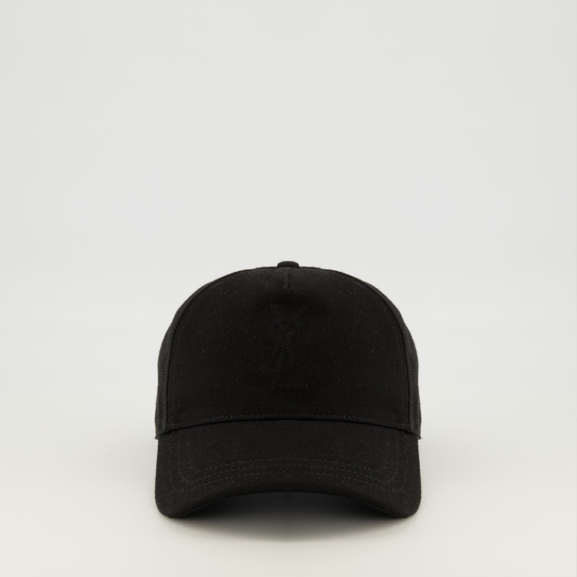 Image de l'article Casquette à logo en denim noir de la marque Saint Laurent pour Homme - Saison Printemps-Été 2026 - Vue de Face