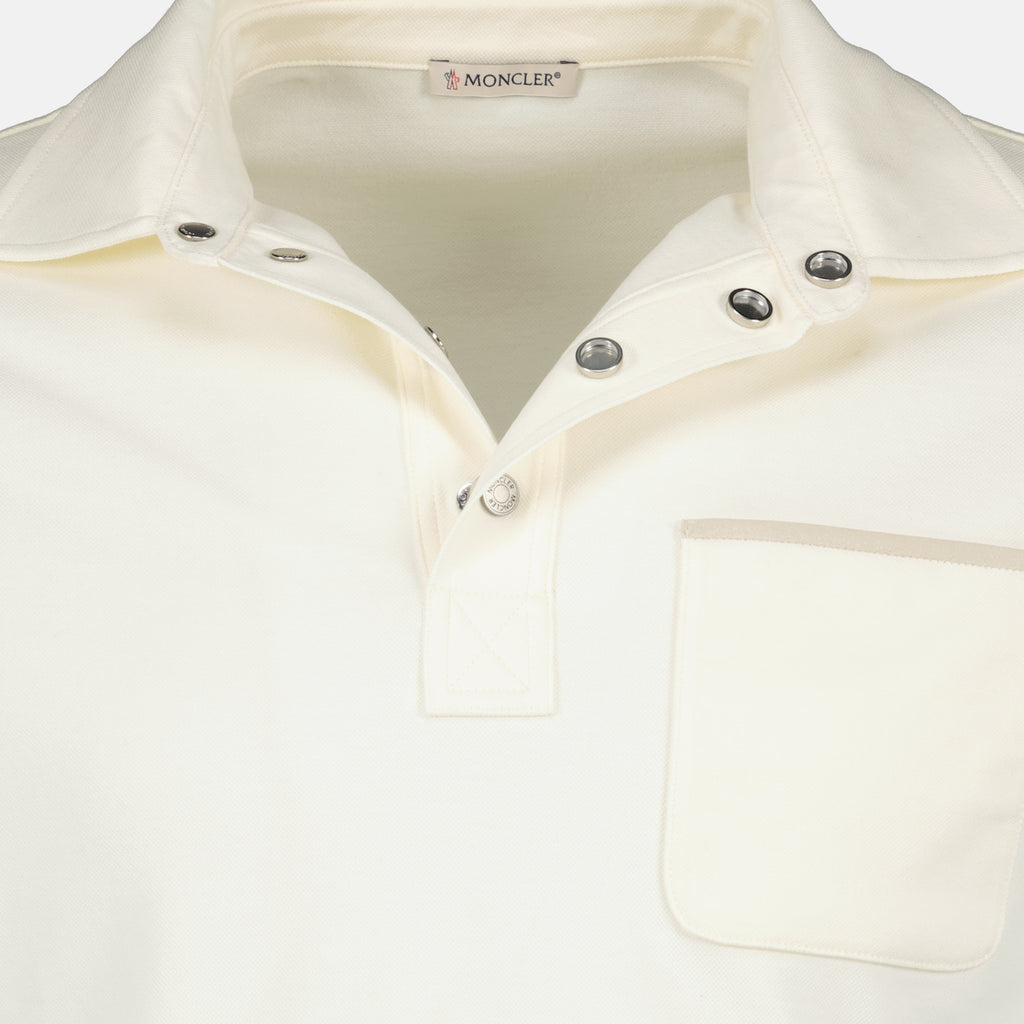 Immagine della polo in piqué di cotone beige del marchio Moncler per Uomo - Stagione Primavera-Estate 2026 - Vista Dettagliata_2