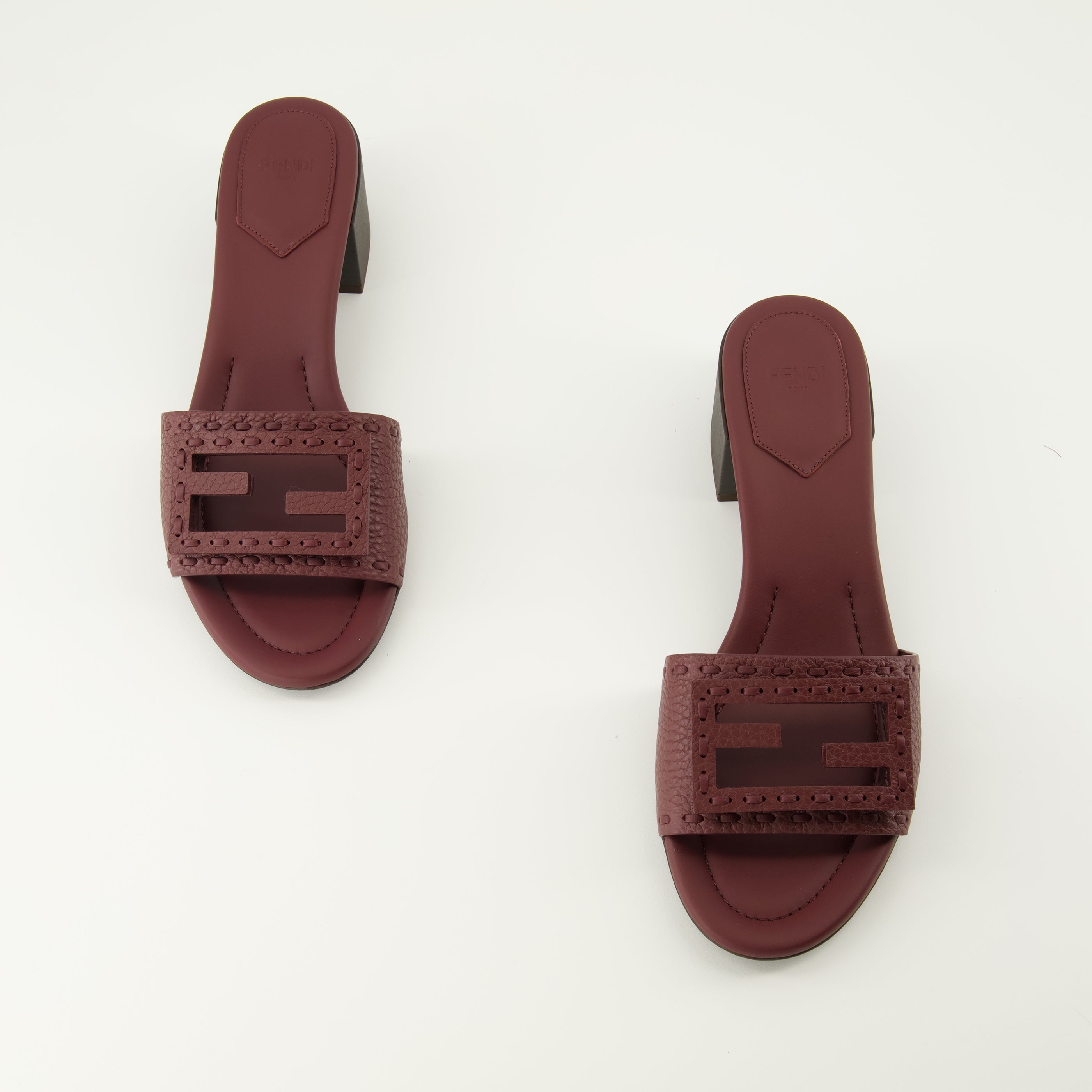 Image de l'article Sandales à talons Baguette bordeaux de la marque Fendi pour Femme - Saison Printemps-Été 2026 - Vue détaillée_5