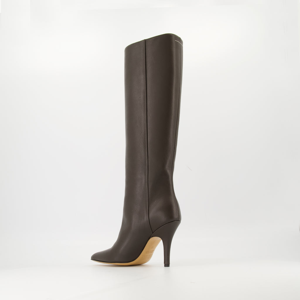 Image de l'article Bottes Architype de la marque Mm6 pour Femme - Saison Automne-Hiver 2025 - Vue trois quarts arrière droite