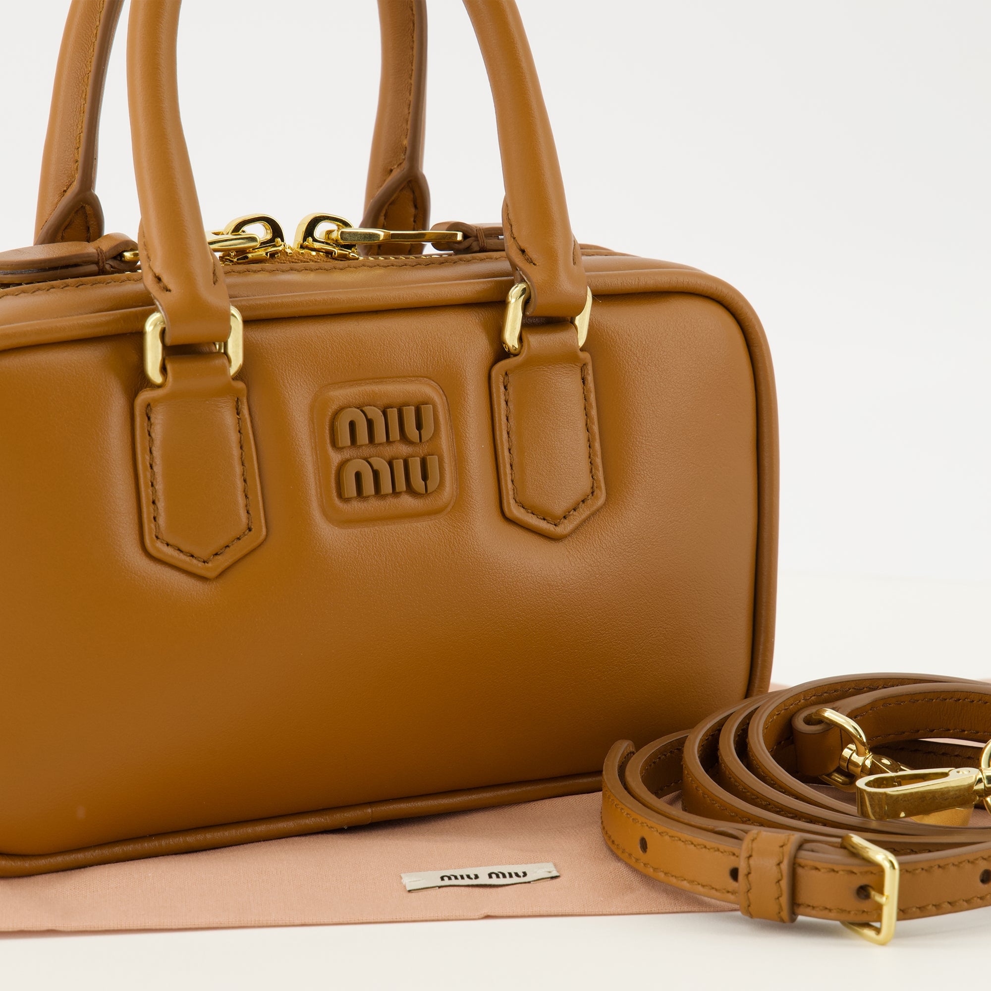여성을 위한 미우미우 아카르디 갈색 가죽 가방 이미지 - 2025 가을-겨울 시즌 - 상세 보기_2