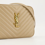 Imagem da bolsa de fotos Lou da marca Saint Laurent para Mulheres - Temporada Outono-Inverno 2025 - Vista Detalhada_2