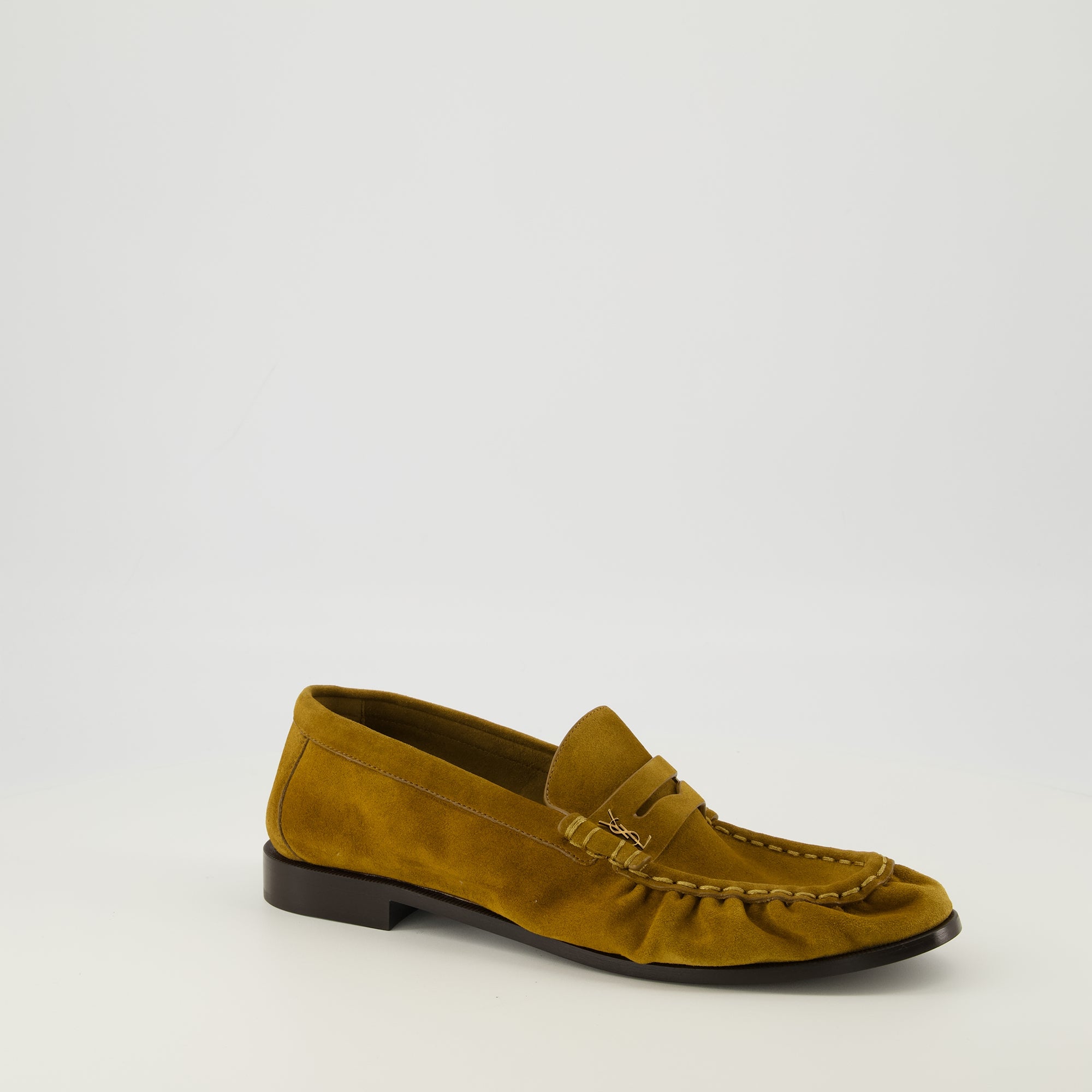 Immagine dei mocassini Loafer in cuoio scamosciato marrone del marchio Saint Laurent per uomo - Stagione Primavera-Estate 2026 - Vista tre quarti frontale destra