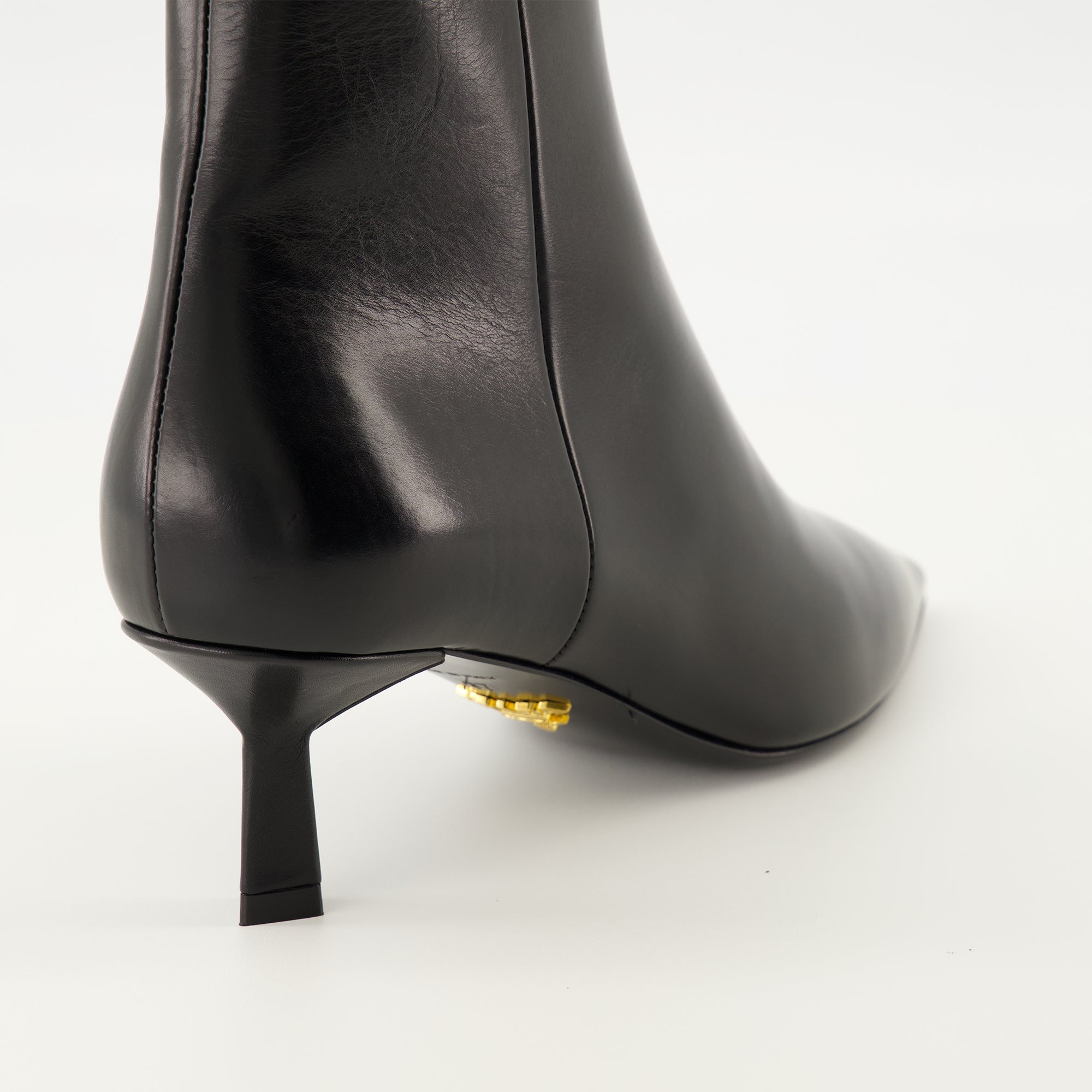 Image de l'article Bottines en cuir de la marque Prada pour Femme - Saison Automne-Hiver 2025 - Vue arrière