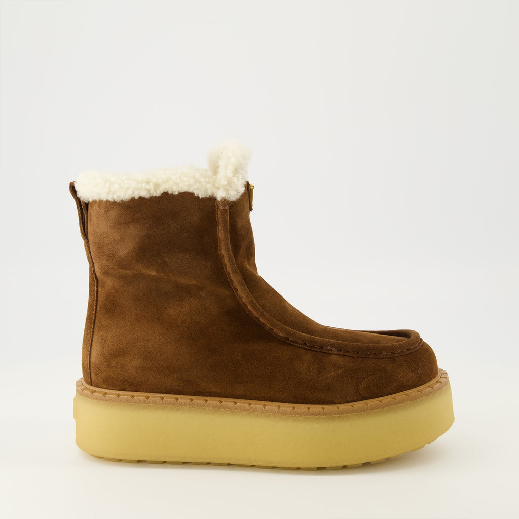 プラダのレディーススエードレザーアンクルブーツの画像 - 2025年秋冬シーズン - 右側面のビュー