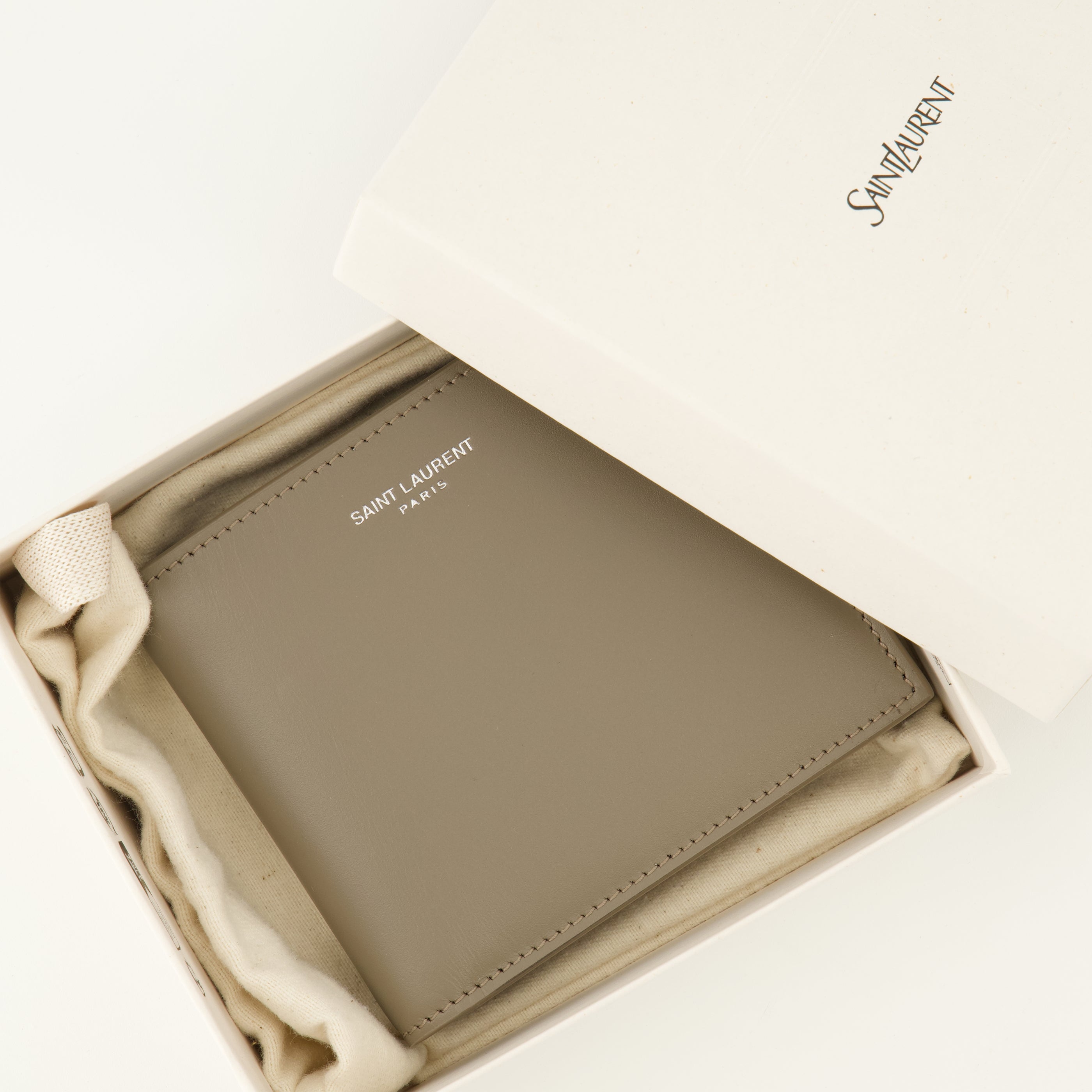 Image de l'article Portefeuilles Saint Laurent Paris en cuir beige de la marque Saint Laurent pour Homme - Saison Printemps-Été 2026 - Vue détaillée_3