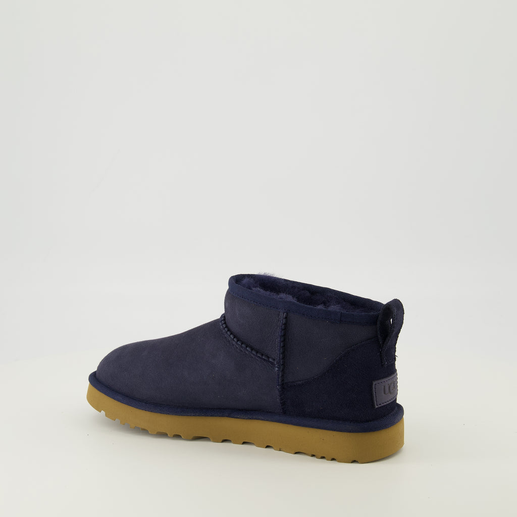 Immagine degli Stivaletti Classic Ultra Mini II blu navy di Ugg per Donna - Stagione Primavera-Estate 2026 - Vista tre quarti da dietro a destra