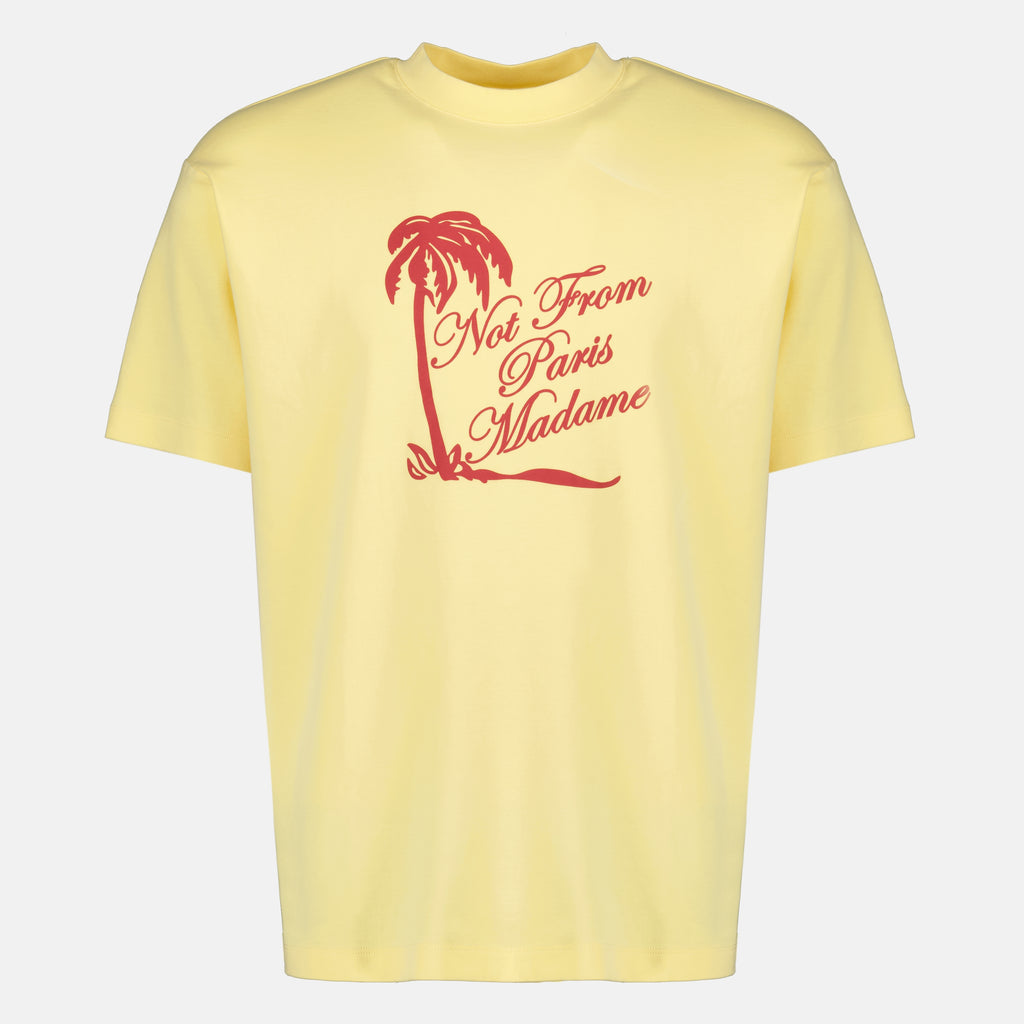 Bild des T-Shirts mit gelbem Slogan und Palmenmotiv von Drole De Monsieur für Herren - Frühling-Sommer 2026 - Vorderansicht