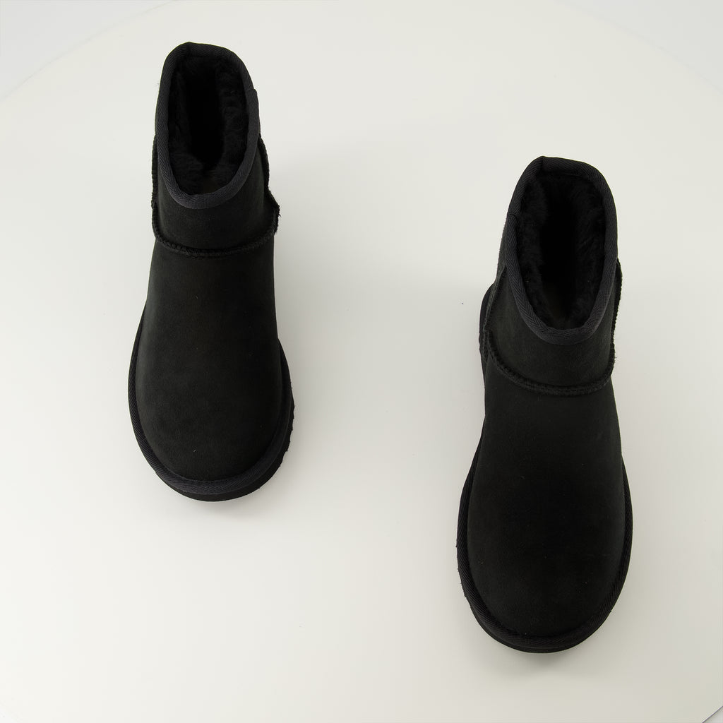 Image of the Ugg Women's Classic Mini II Boots - Autumn-Winter 2025 Season - Top view of the pair of shoes