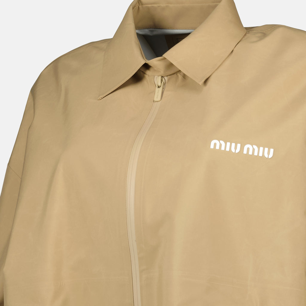Imagem do corta-vento bege da marca Miu Miu para Mulheres - Temporada Primavera-Verão 2026 - Vista Detalhada_1