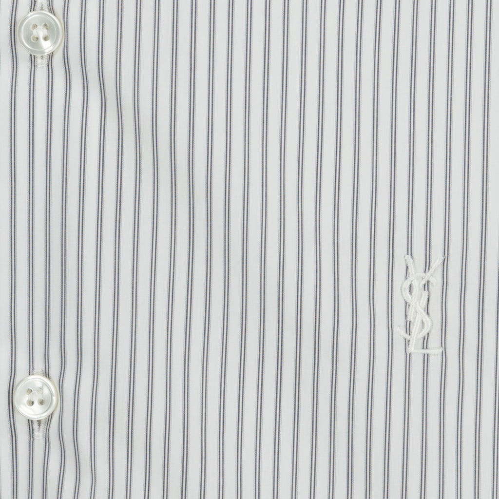 Bild des gestreiften Baumwollhemdes Cassandre von Saint Laurent für Herren - Frühjahr-Sommer 2026 - Detailansicht_1