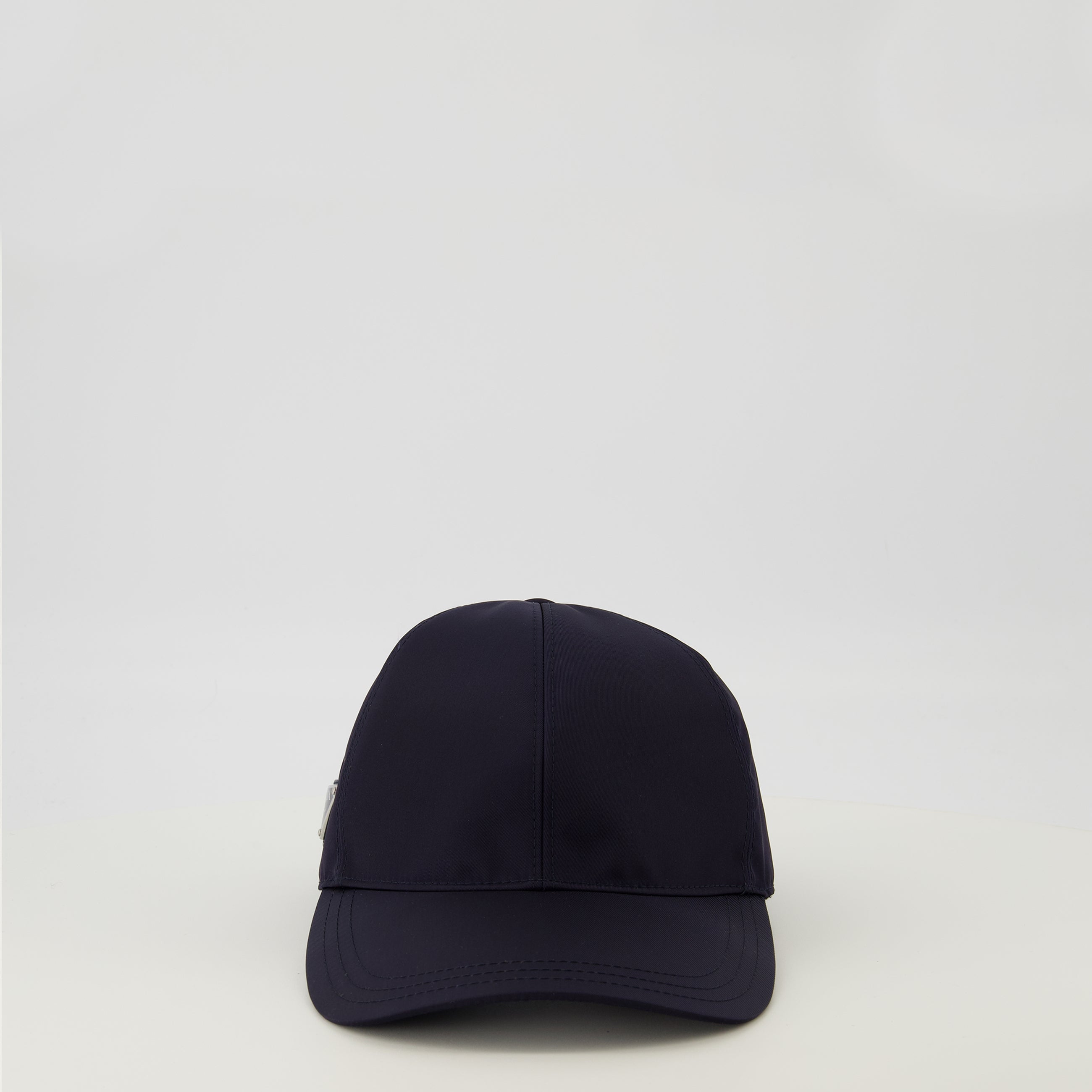Immagine del cappello da uomo in Re-Nylon blu navy di Prada - Stagione Primavera-Estate 2026 - Vista Frontale
