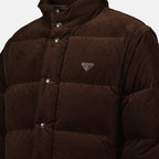 Bild des braunen Cord-Puffers von Prada für Herren - Herbst-Winter 2025 - Detailansicht_3