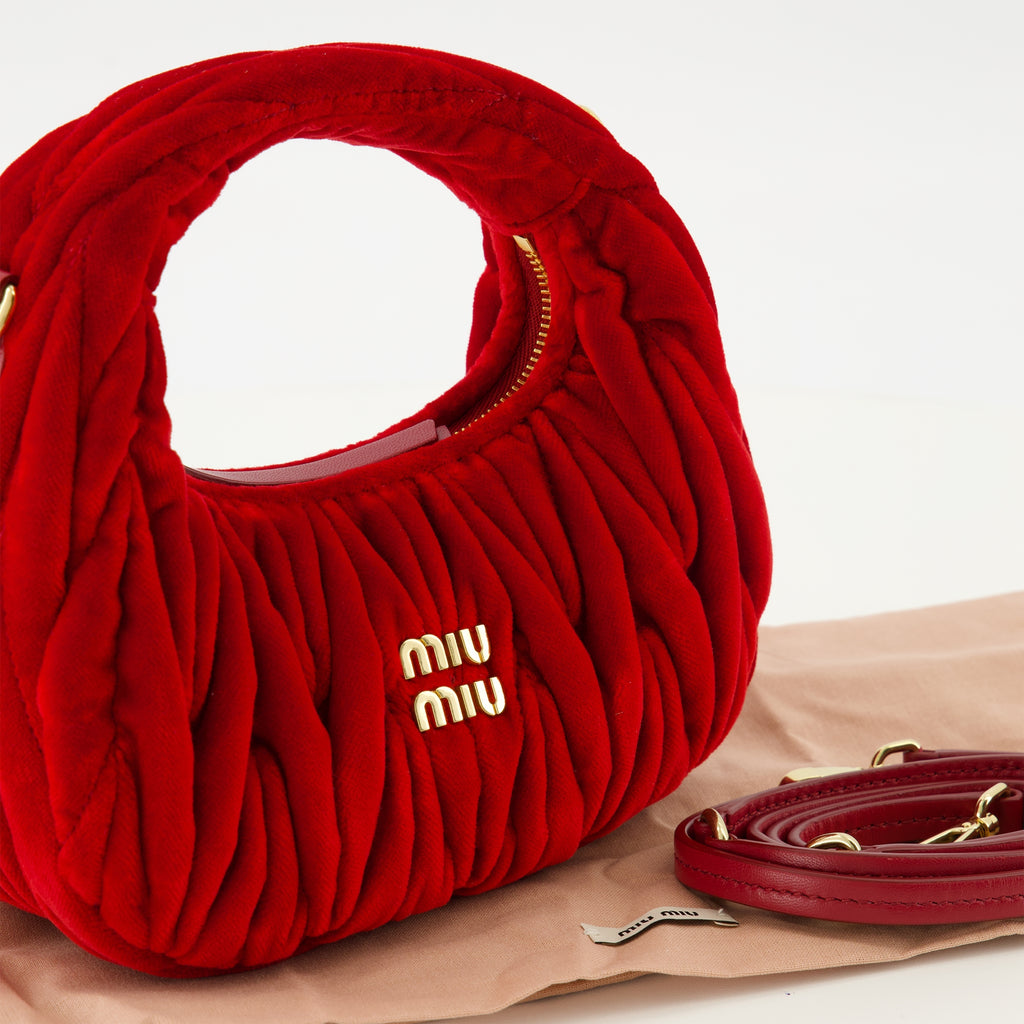 Bild der Mini Wander-Tasche aus rotem, gestepptem Samt von Miu Miu für Damen - Frühling-Sommer 2026 - Detailansicht_2