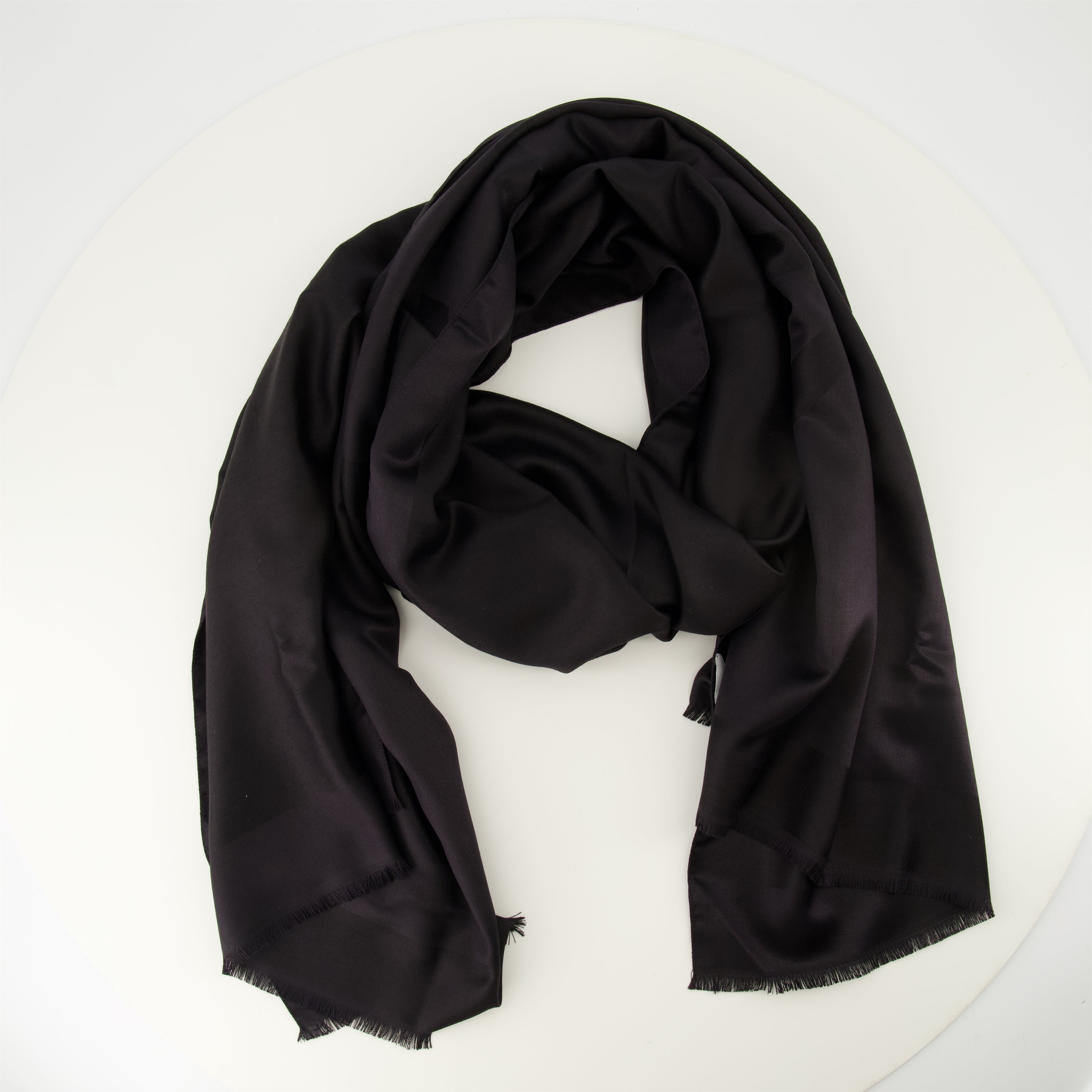 Image de l'article Foulard en soie et laine noir de la marque Givenchy pour Femme - Saison Automne-Hiver 2025 - Vue détaillée_2