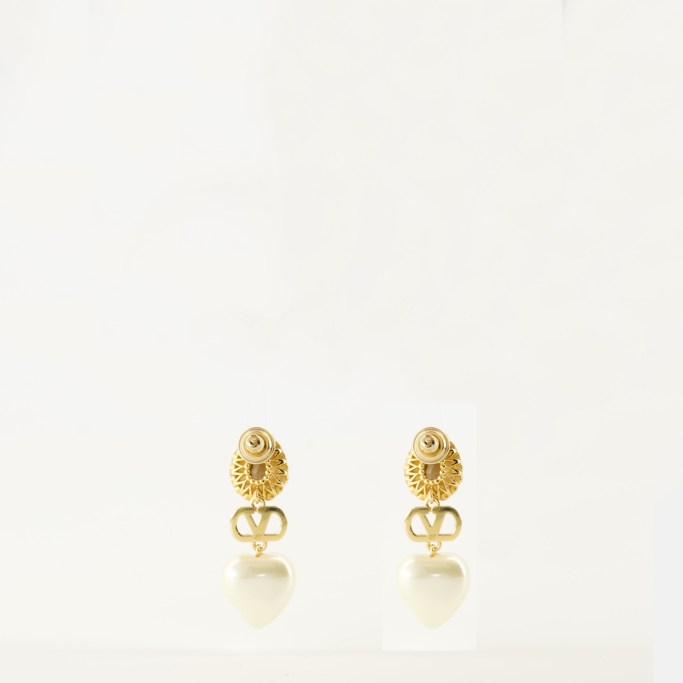 Imagem do artigo brincos VLogo coração em esmalte e cristais da marca Valentino Garavani para Mulher - Coleção Primavera-Verão 2026 - Vista Traseira