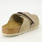Bild der beigefarbenen Wildleder-Sandalen Kyoto der Marke Birkenstock für Unisex - Saison Frühling-Sommer 2026 - Rückansicht