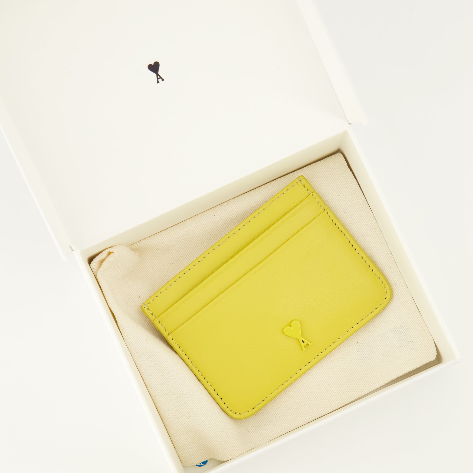 Image de l'article Portes-cartes ami de coeur jaune de la marque Ami PARIS pour Unisex - Saison Printemps-Été 2026 - Vue détaillée_3