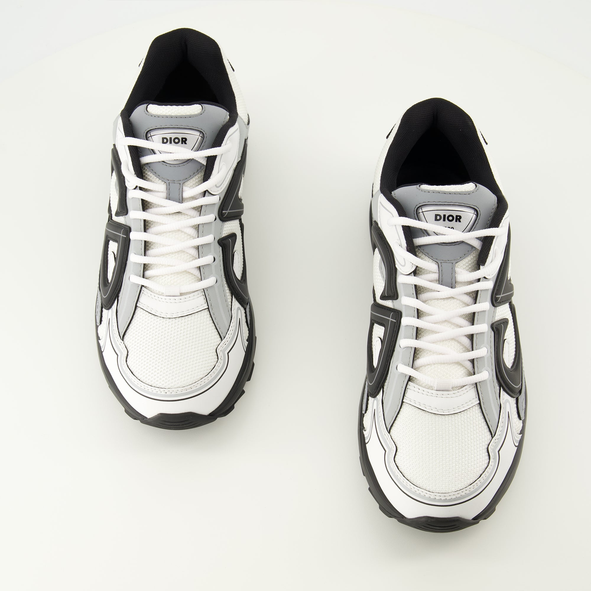 Bild der grauen Dior Herren B30 Sneakers - Frühjahr-Sommer 2026 - Draufsicht auf das Paar Schuhe