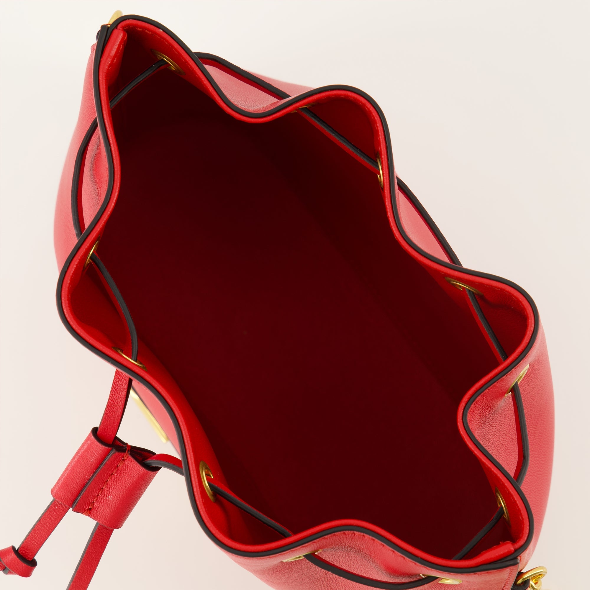 Image de l'article Mini sac seau rouge de la marque Valentino Garavani pour Femme - Saison Printemps-Été 2026 - Vue détaillée_3