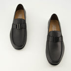 Bild der schwarzen Lederloafers von Ferragamo für Herren - Frühjahr-Sommer 2026 - Draufsicht auf das Paar Schuhe