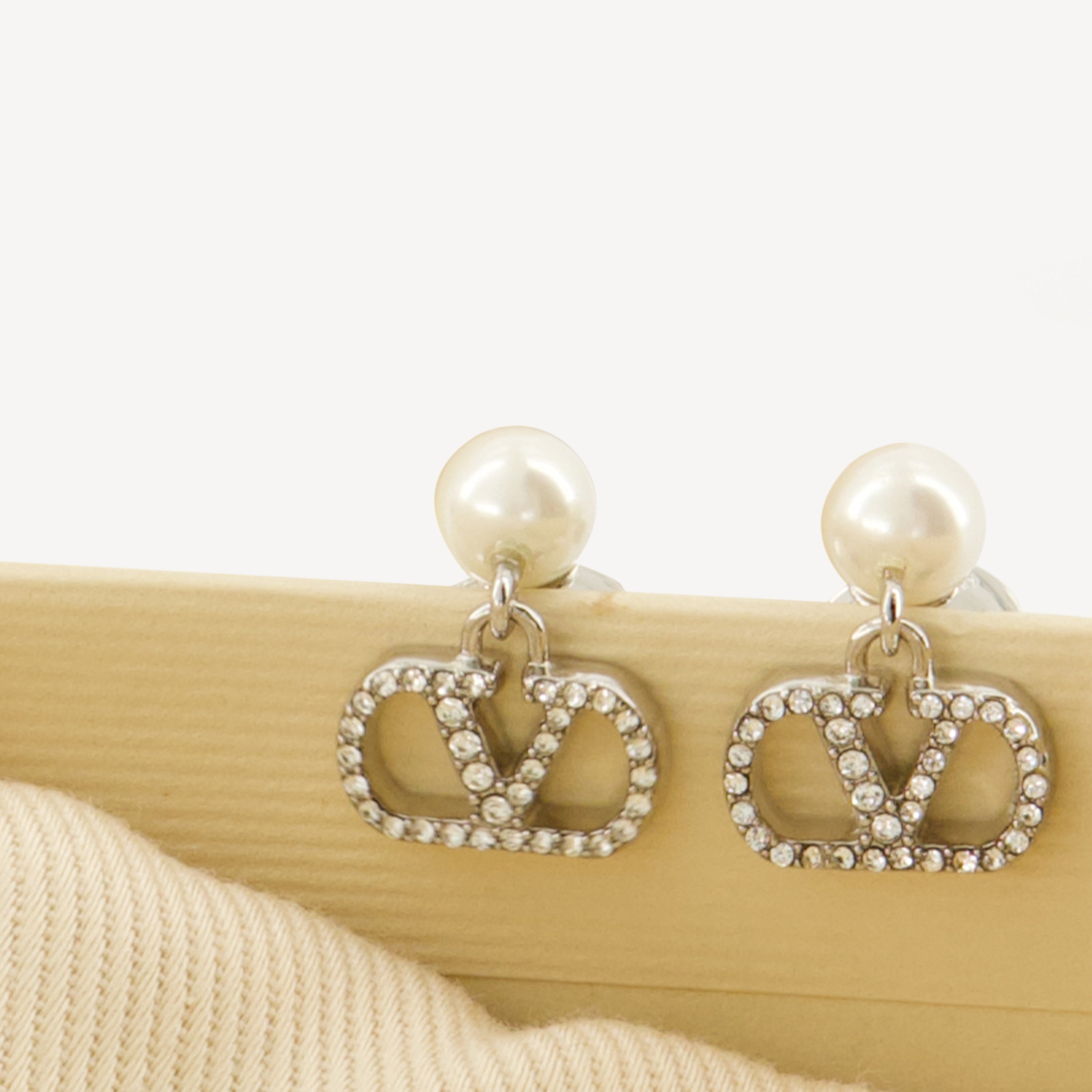 Image de l'article Boucles d'oreilles Vlogo à perles et cristaux Swarovski® de la marque Valentino Garavani pour Femme - Saison Printemps-Été 2026 - Vue détaillée_2