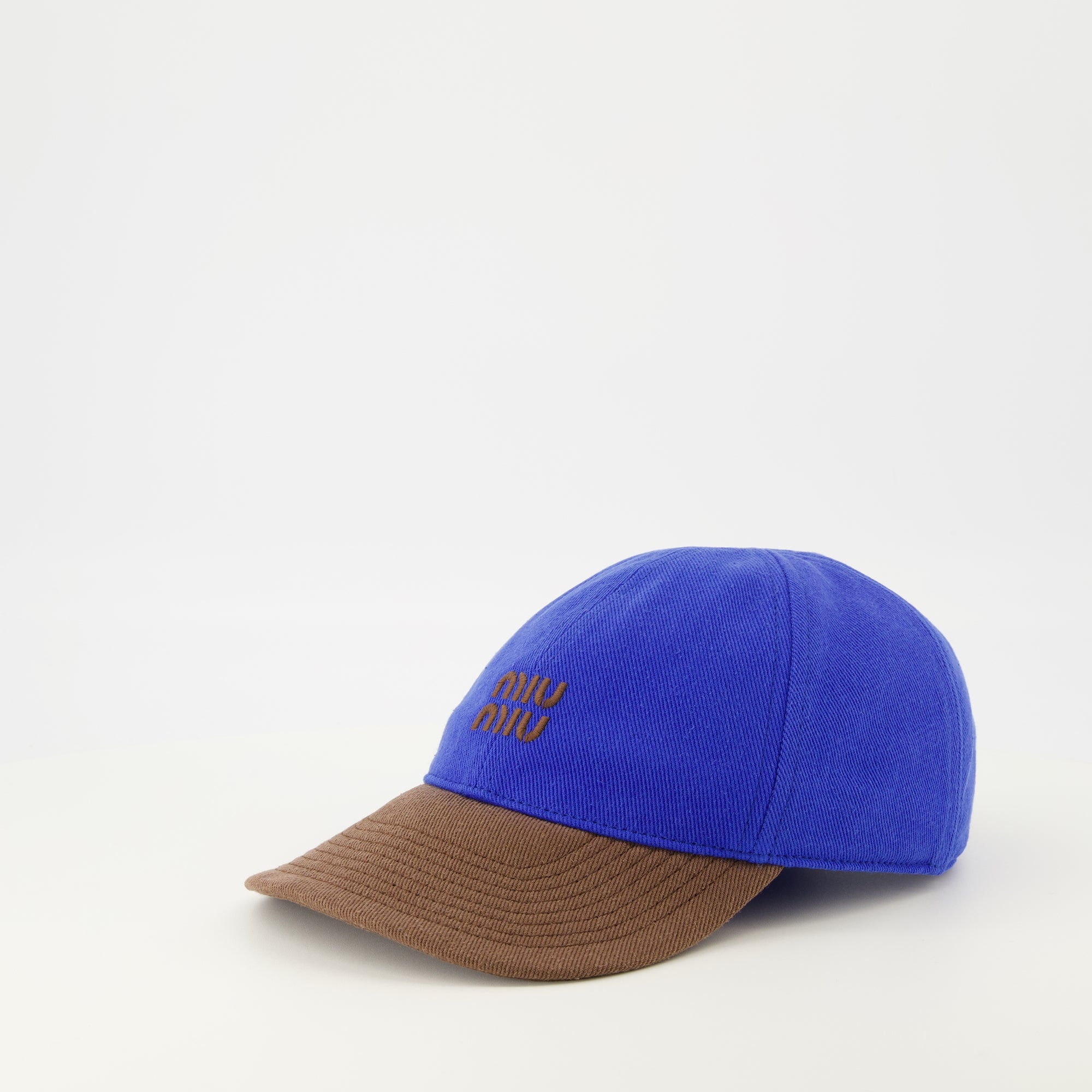 Image de l'article Casquette effet denim bleu et marron de la marque Miu Miu pour Femme - Saison Printemps-Été 2026 - Vue de Dos