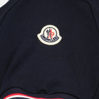 Immagine della t-shirt da uomo del marchio Moncler con bordi blu navy - Stagione Primavera-Estate 2026 - Vista Dettagliata_2