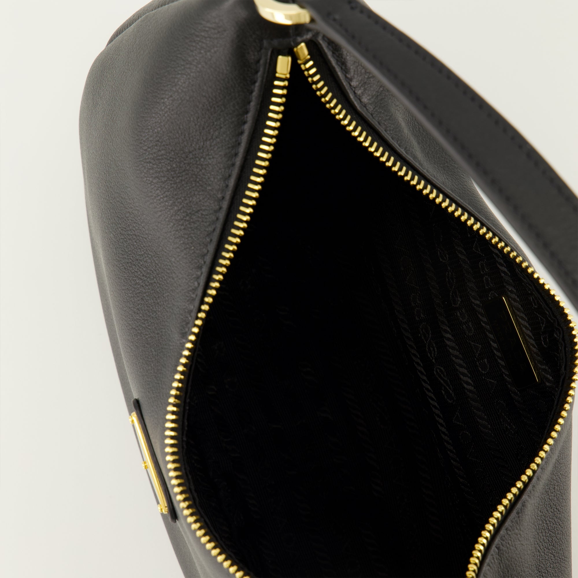 Image de l'article Sac bourse en cuir noir de la marque Prada pour Femme - Saison Printemps-Été 2026 - Vue détaillée_3