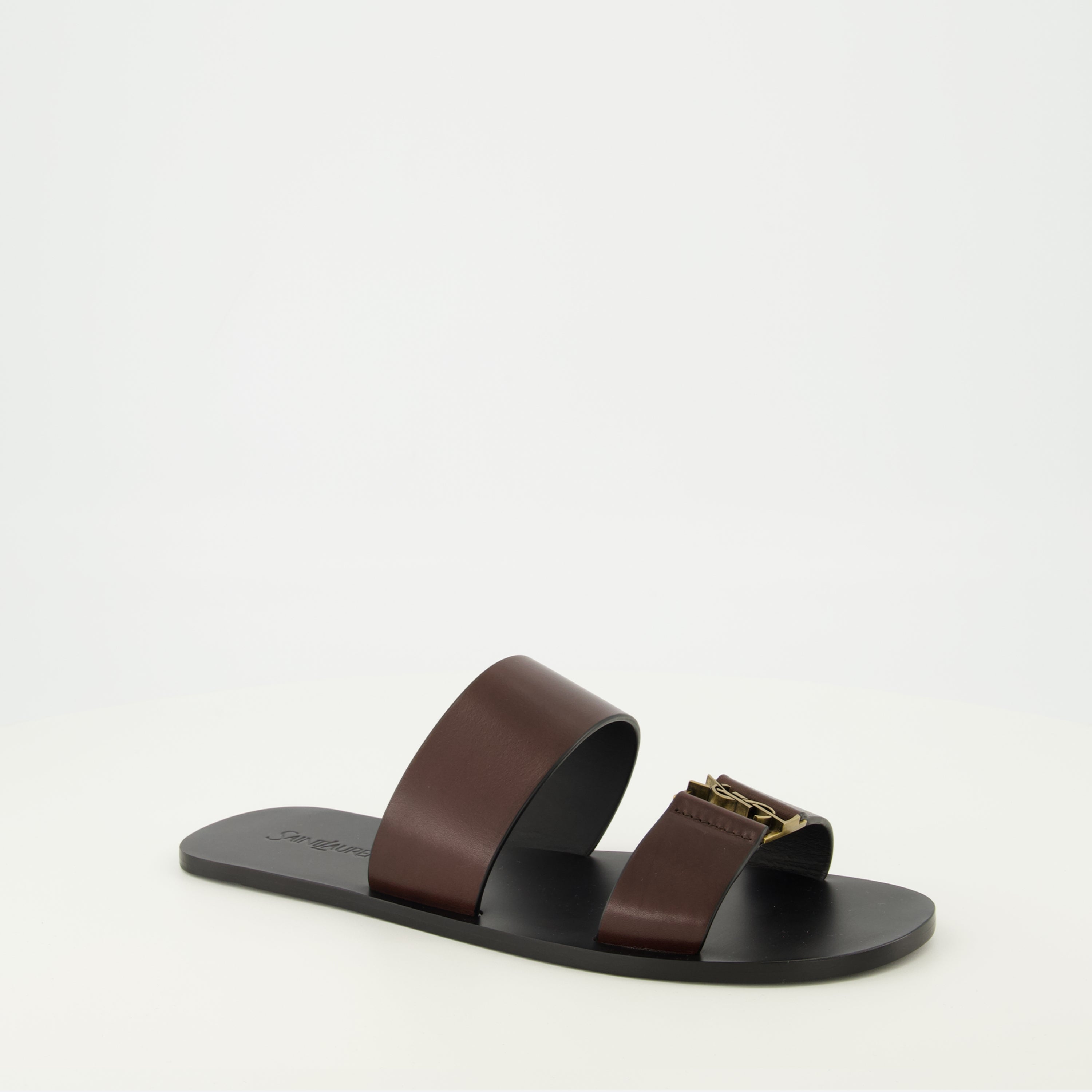 Image de l'article Sandales Babylone marron de la marque Saint Laurent pour Homme - Saison Printemps-Été 2026 - Vue trois quarts avant droite