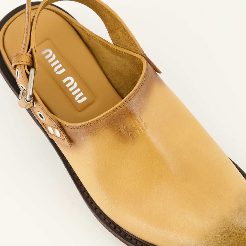 Chaussures ouvertes Mules en cuir Foule Miu Miu Marron Femme