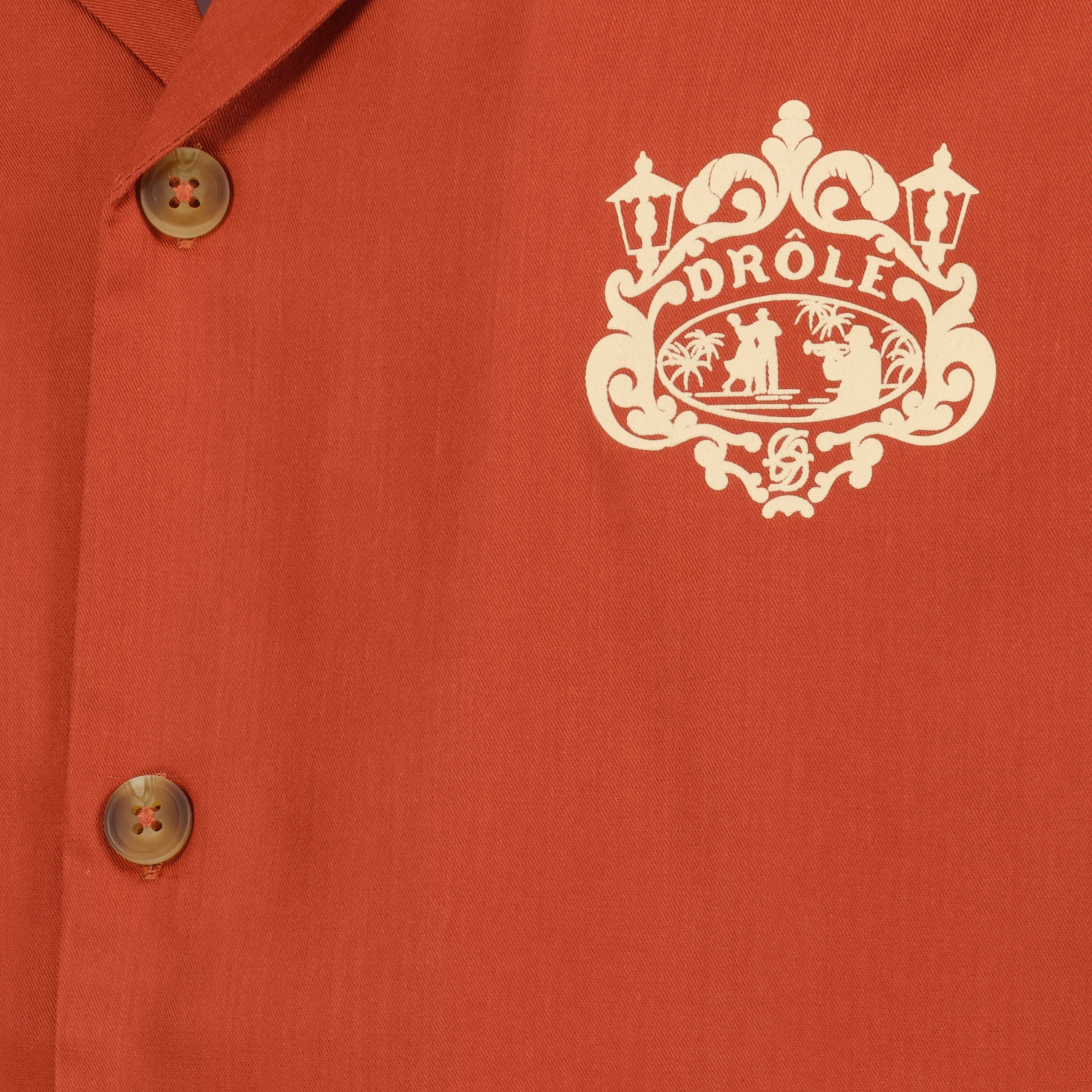 Drole De Monsieurのオレンジ刺繍ダンサーシャツの画像（メンズ）- 2026年春夏シーズン - 詳細ビュー_1