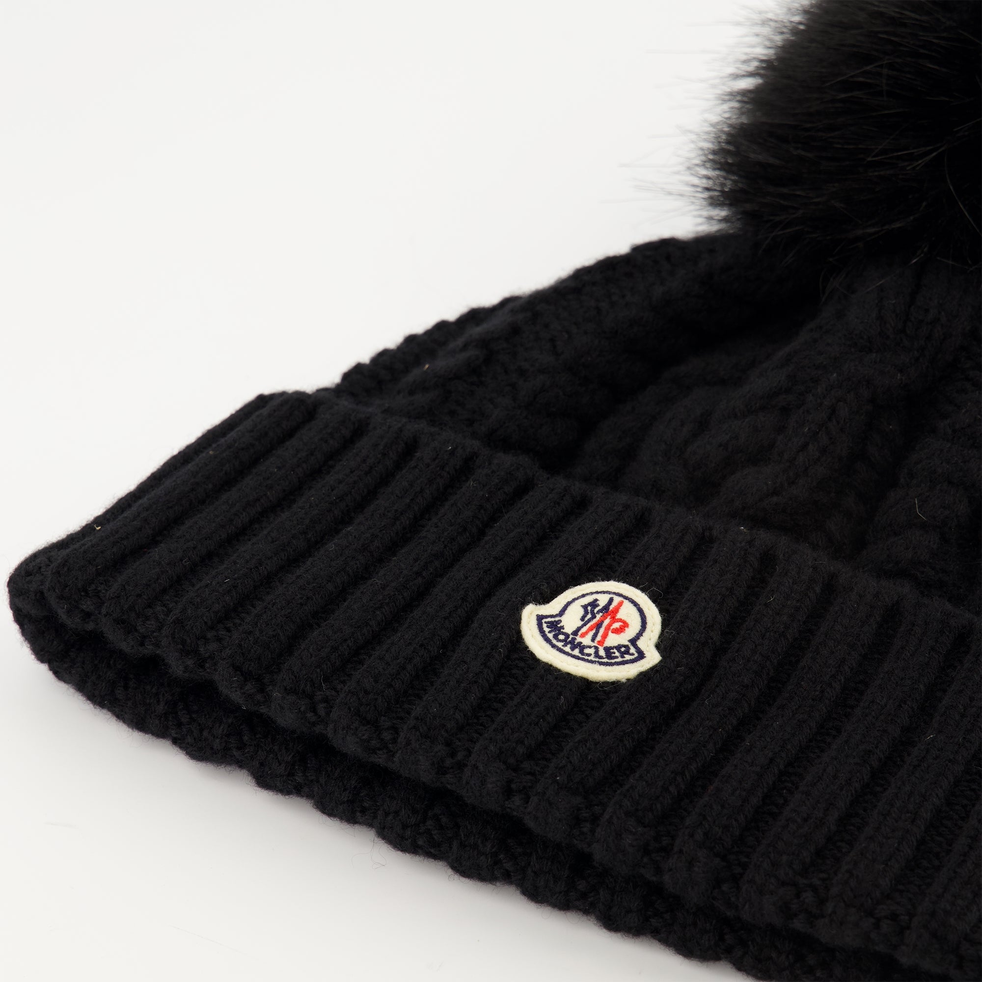 Image of the article Cashmere beanie with pompom from the brand Moncler for Women - Autumn-Winter Season 2025 - Detailed View 2