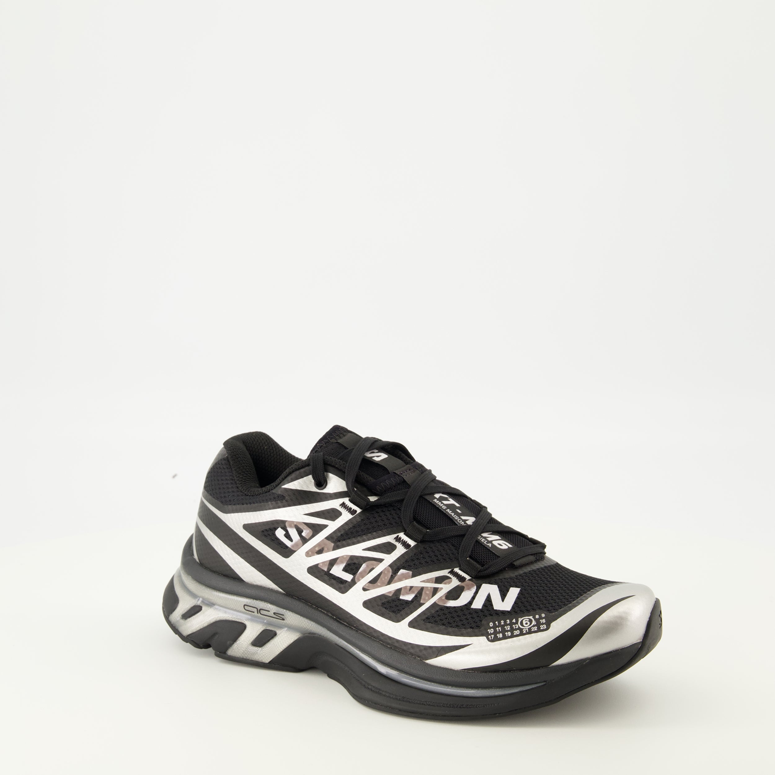 Image de l'article Baskets MM6 x Salomon de la marque Mm6 pour Femme - Saison Automne-Hiver 2025 - Vue trois quarts avant droite