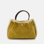 Imagen del bolso de ante y piel de oveja de la marca Valentino Garavani para mujer - Temporada Otoño-Invierno 2025 - Vista Frontal