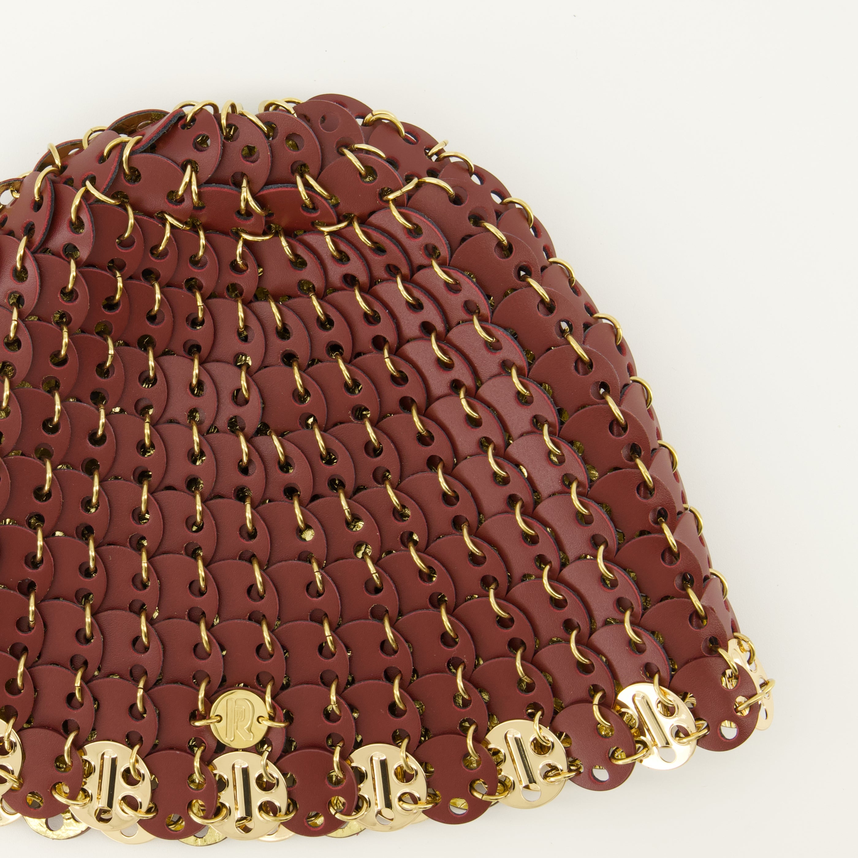 Imagem do chapéu bob em pele bordeaux da marca Rabanne para Mulheres - Coleção Primavera-Verão 2026 - Vista Detalhada 4