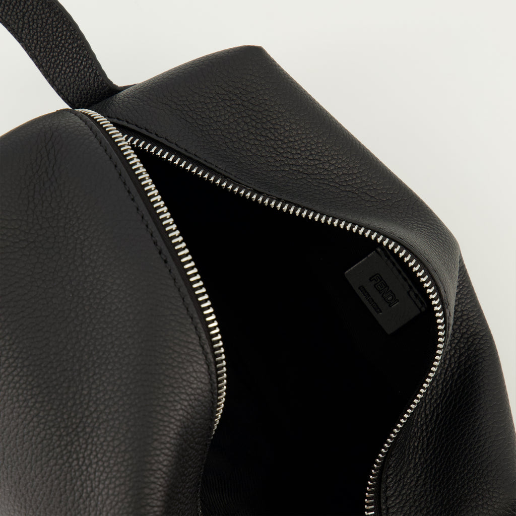 Imagem da clutch de couro preto Fendi Lui da marca Fendi para Mulheres - Coleção Primavera-Verão 2026 - Vista Detalhada_3