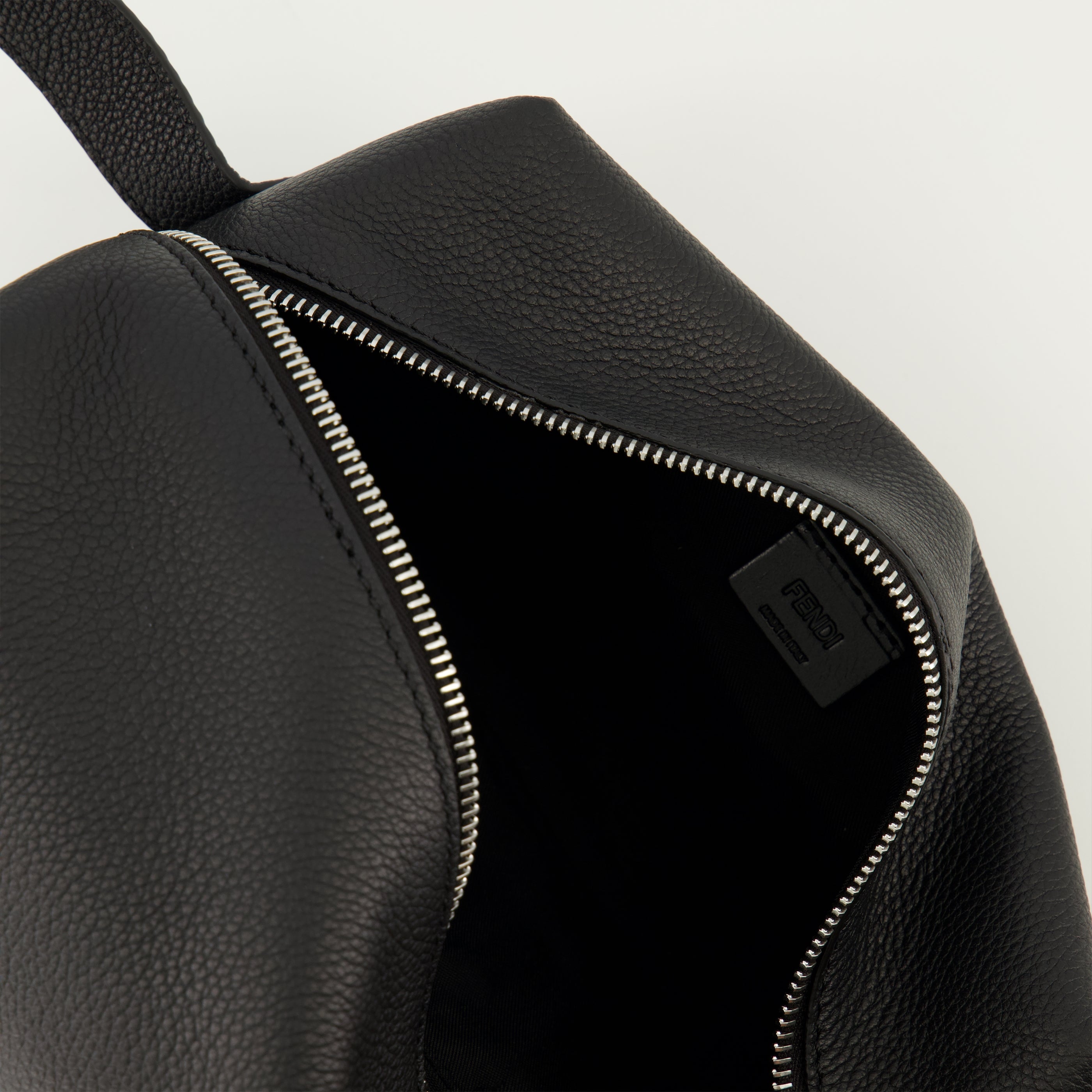 Imagem da clutch de couro preto Fendi Lui da marca Fendi para Mulheres - Coleção Primavera-Verão 2026 - Vista Detalhada_3