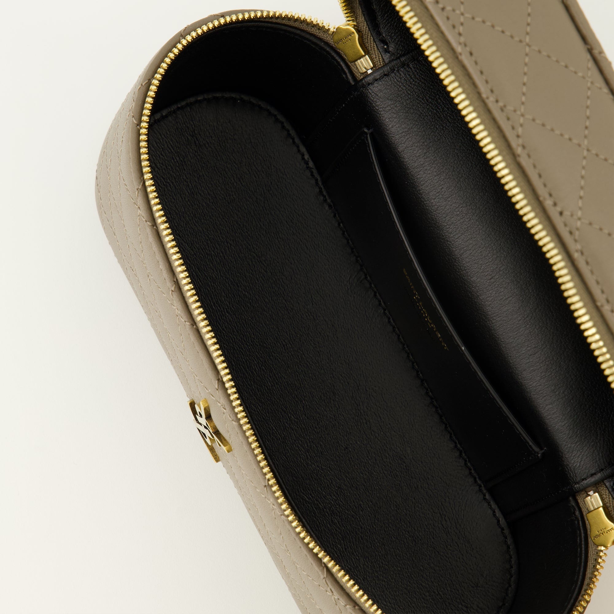 Immagine della borsa Gaby Vanity beige del marchio Saint Laurent per donna - Collezione Primavera-Estate 2026 - Vista Dettagliata 3