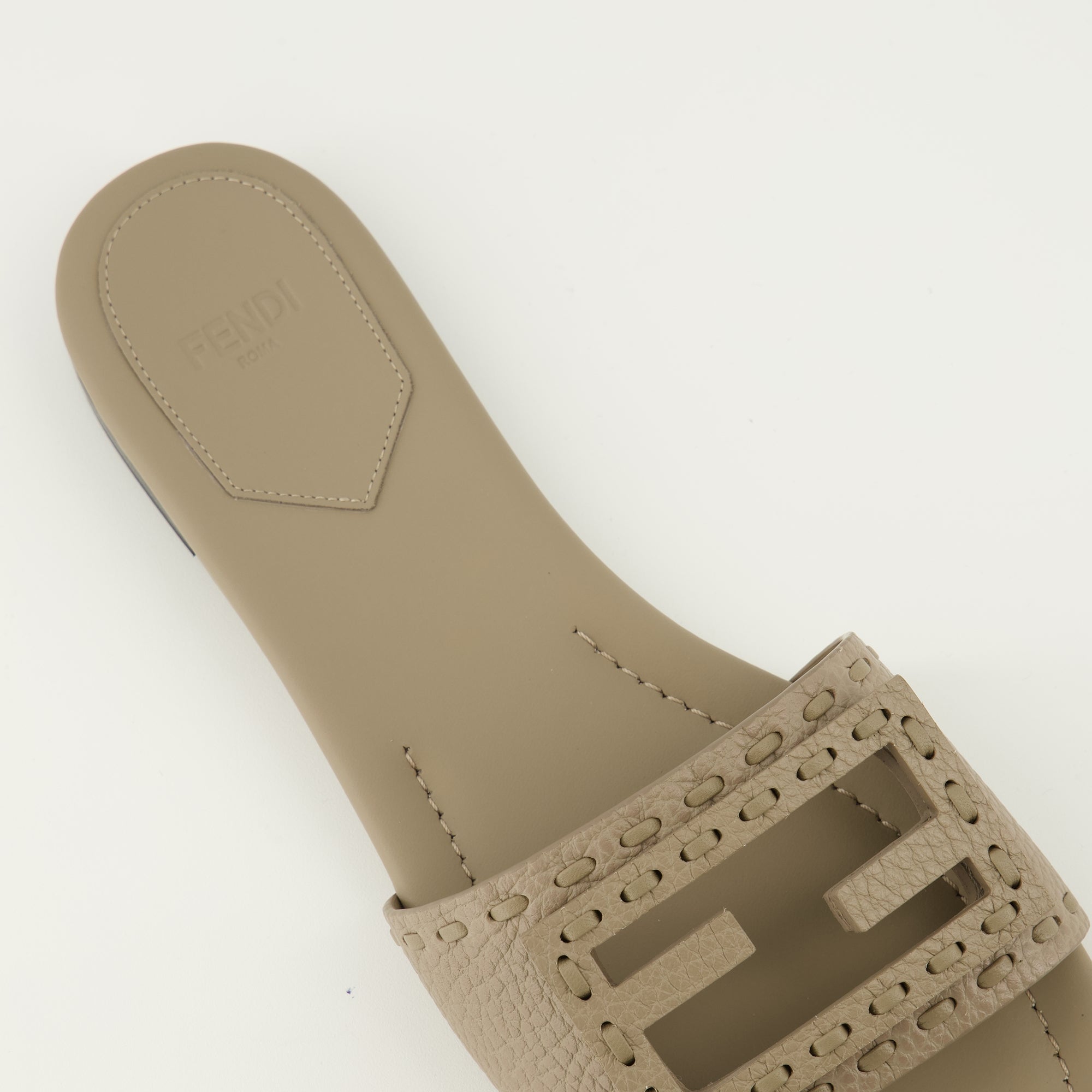 Image de l'article Mules Baguette beige de la marque Fendi pour Femme - Saison Printemps-Été 2026 - Vue détaillée de haut