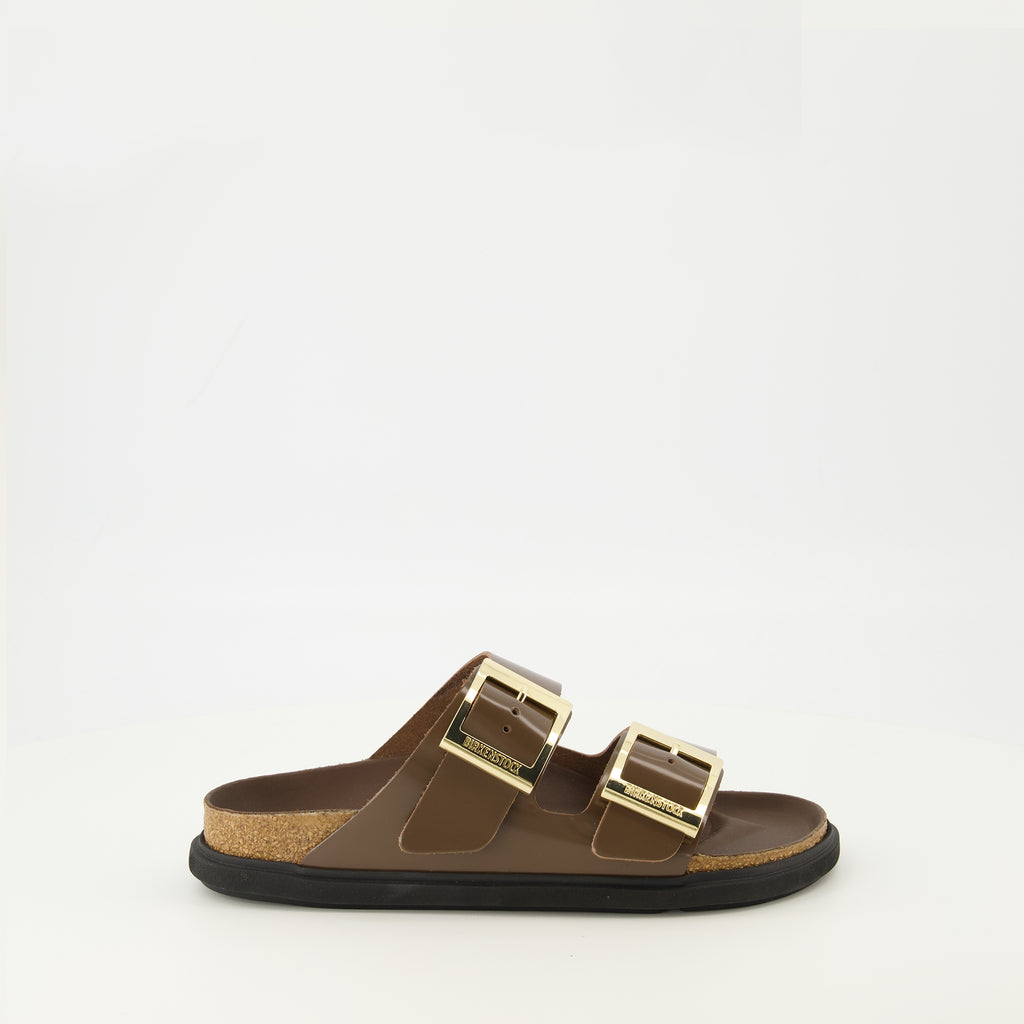 Image de l'article Sandales Arizona Droplet Buckle marron de la marque Birkenstock pour Femme - Saison Printemps-Été 2026 - Vue latérale droite