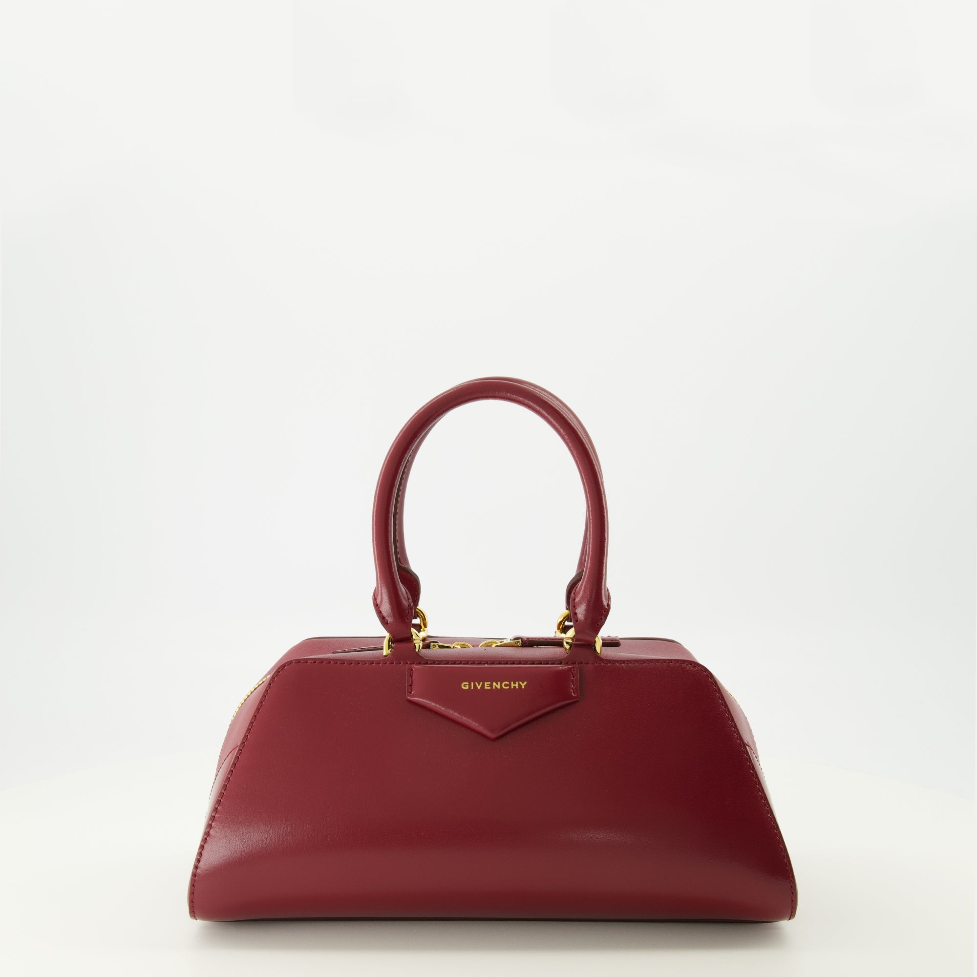 Immagine della borsa Antigona East-West piccola bordeaux del marchio Givenchy per donna - Stagione Primavera-Estate 2026 - Vista Frontale