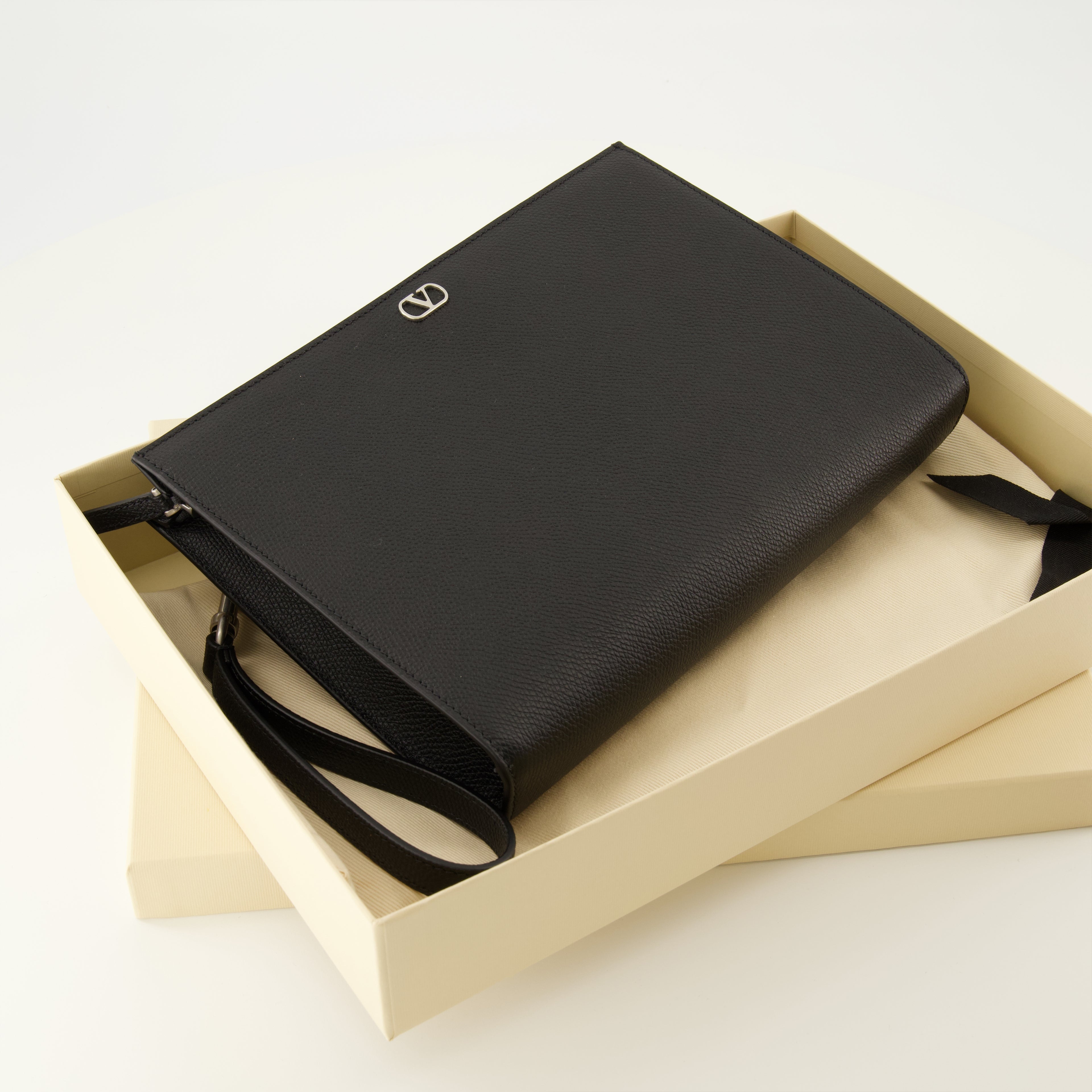 Image of the Vlogo pouch item by Valentino Garavani for Men - Autumn-Winter 2025 - Detailed View 3