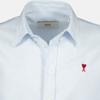 Imagen de la camisa a rayas azul Ami corazón de la marca Ami PARIS para Unisex - Temporada Otoño-Invierno 2025 - Vista Detallada_2