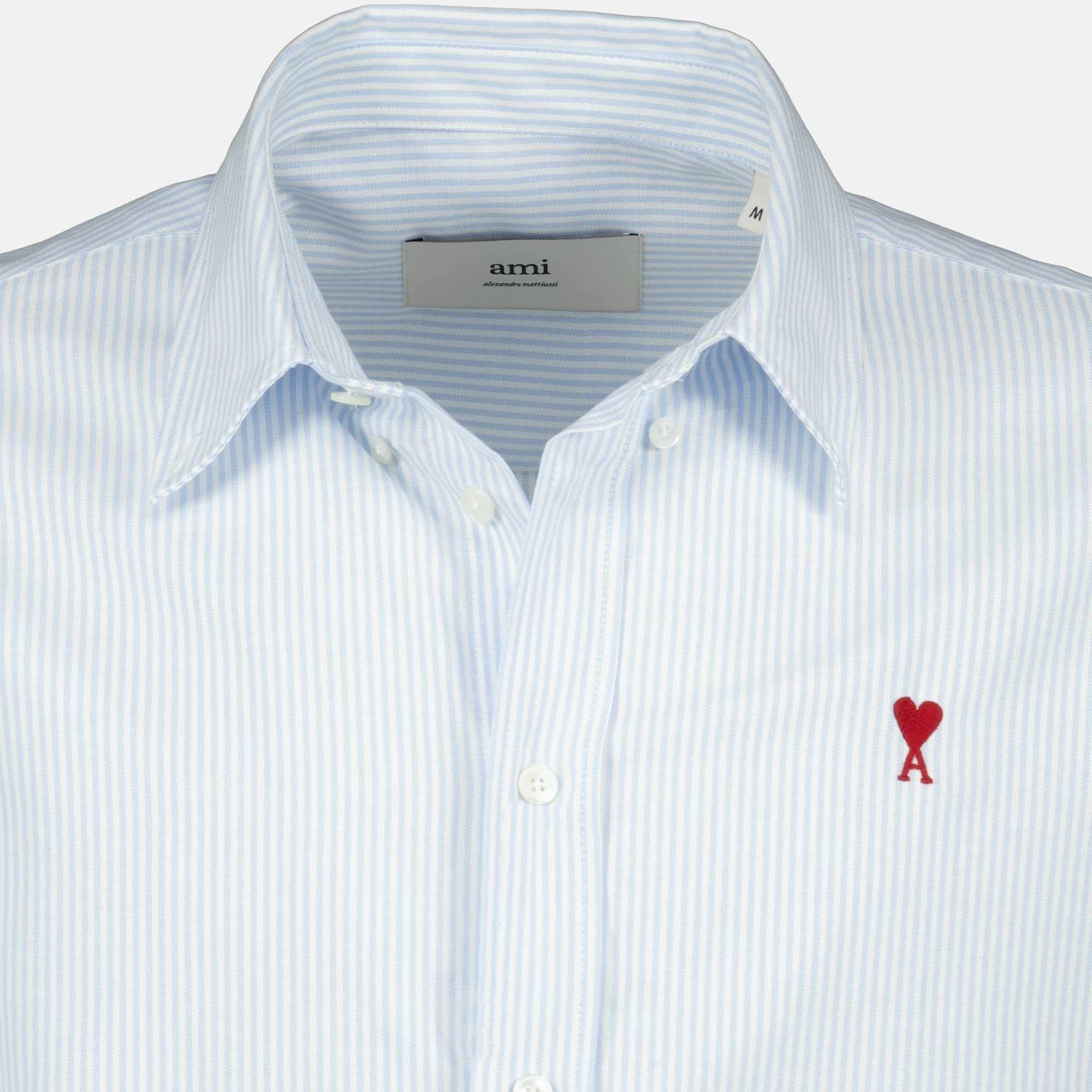 Imagem da camisa riscada azul coração Ami da marca Ami PARIS para Unisexo - Temporada Outono-Inverno 2025 - Vista Detalhada_2